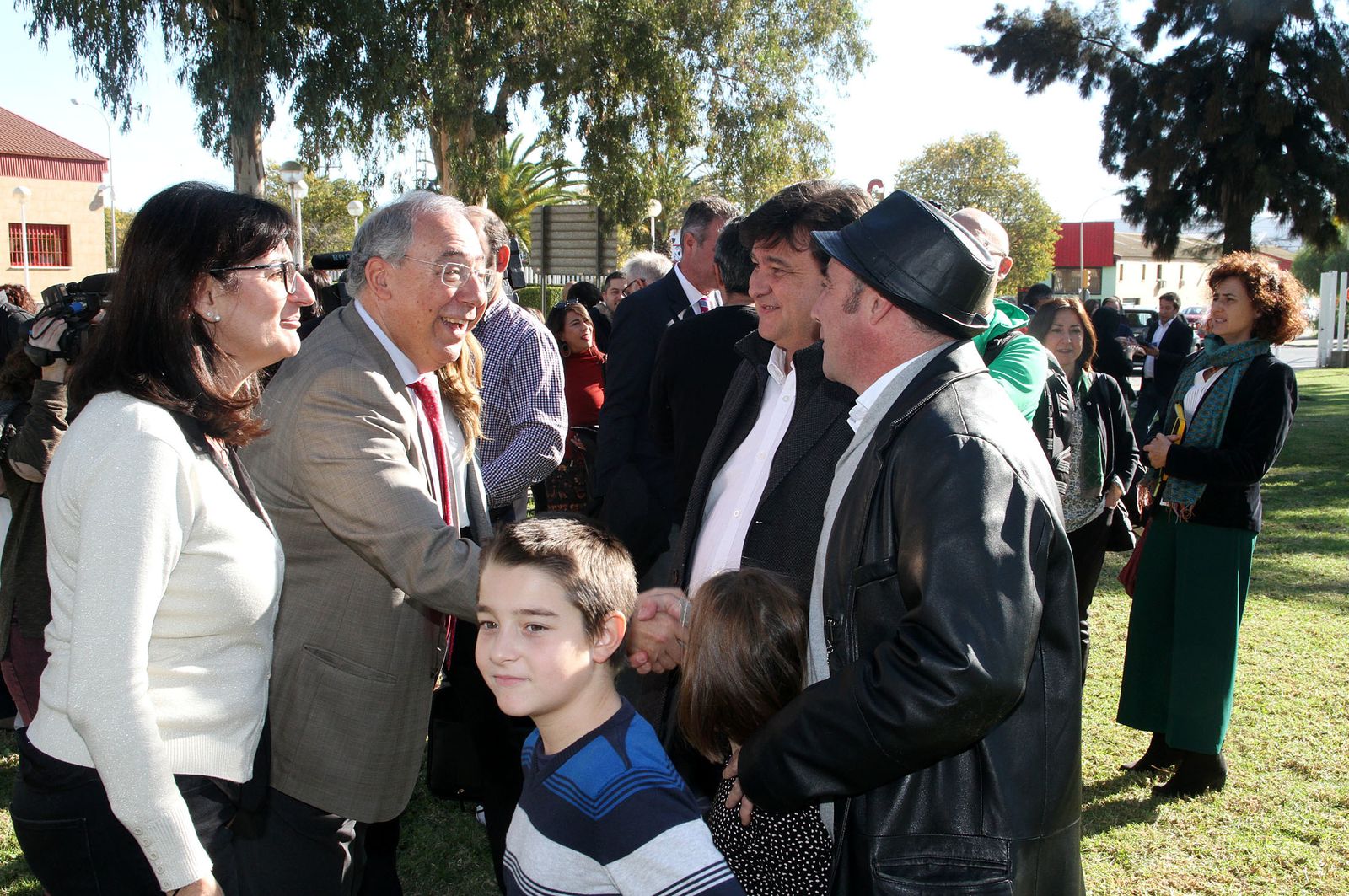 Inauguración de la escultura del artista onubense Víctor Pulido 'Imago', en imágenes