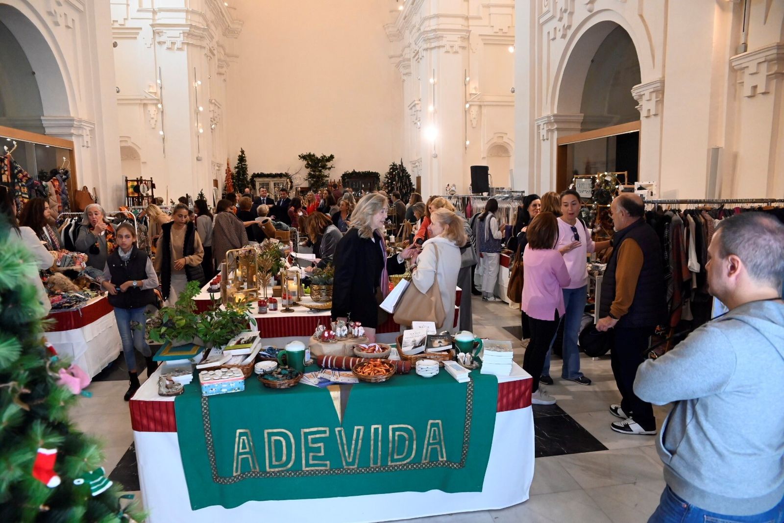 En imágenes, la inauguración del Baratillo de Adevida en Córdoba