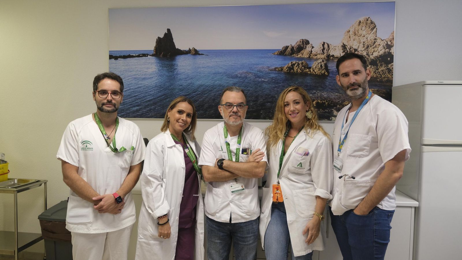 Sergio Ferra, María Victoria Martínez, Antonio Collado, Bárbara Hernández y Miguel Nicolás Navarrete en la consulta del área de Enfermedades Infecciosas en el Hospital de Torrecárdenas.