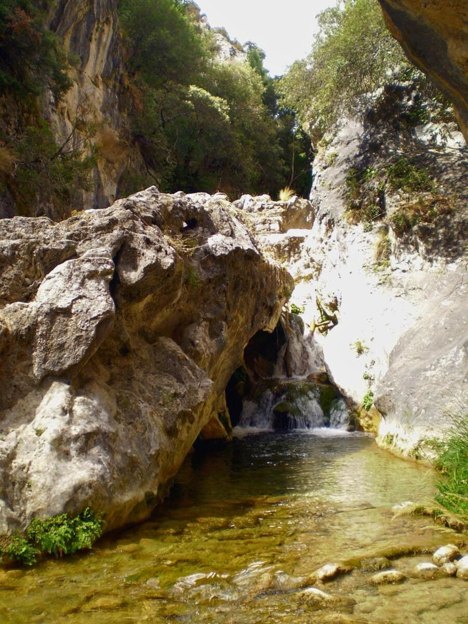 Las zonas de baño traen aguas frescas del propio río que le da nombre.