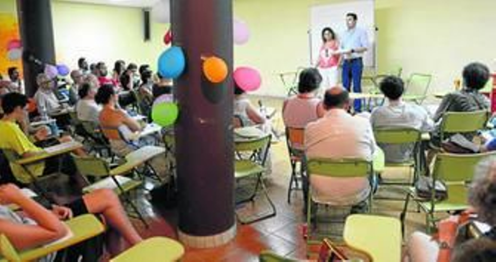 Eva Tubío y Martín Vila explican a la asamblea de Ganar Cádiz en Común el acuerdo alcanzado con Por Cádiz sí se puede.