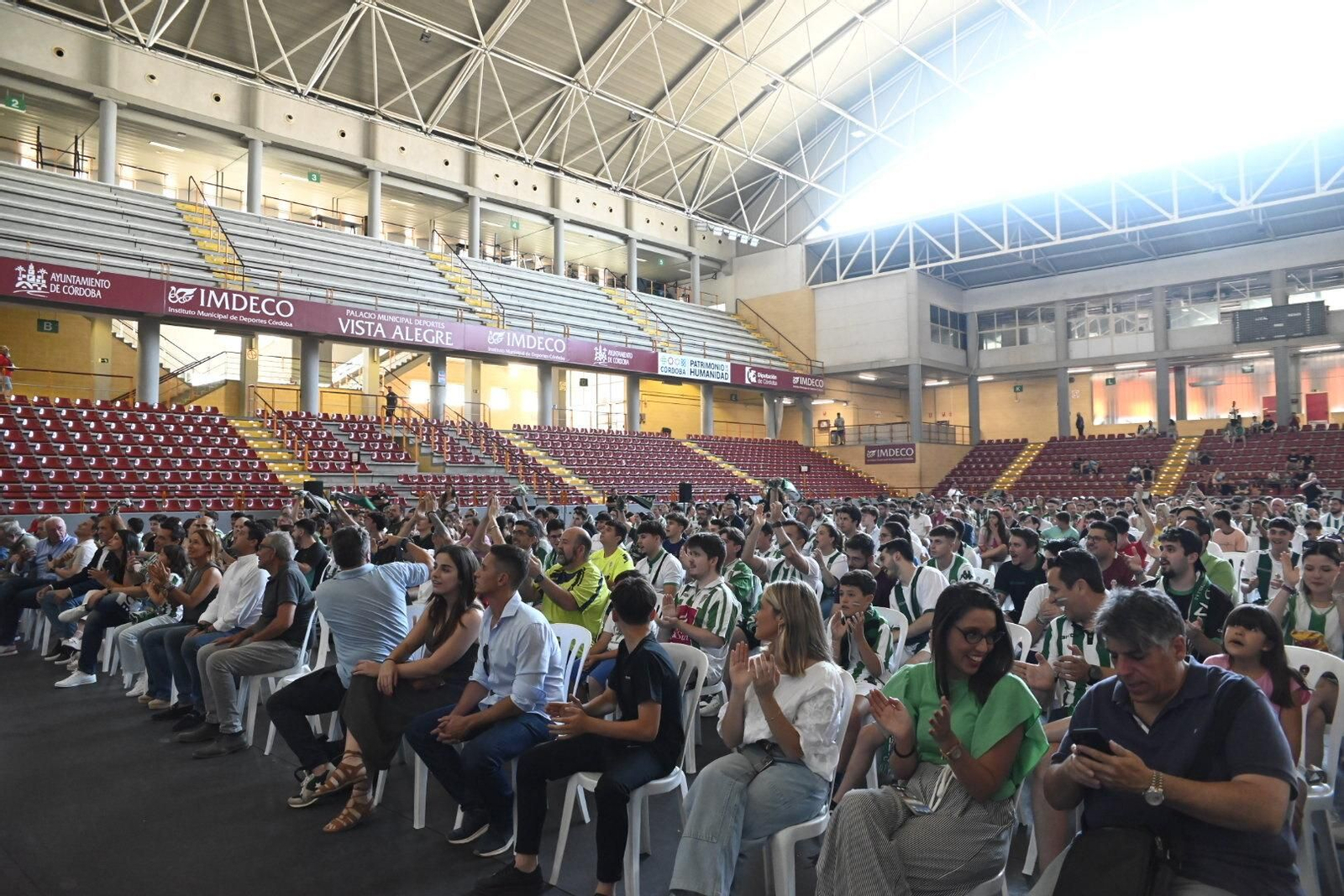 Las mejores fotos del ambiente en Vista Alegre para el Ponferradina - Córdoba CF