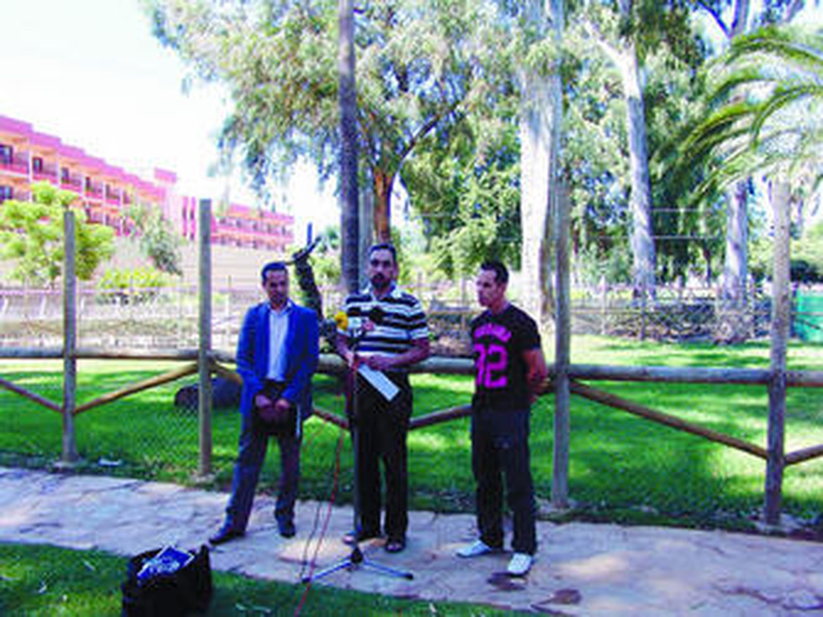 El alcalde, en el centro, presenta las novedades del zoo.