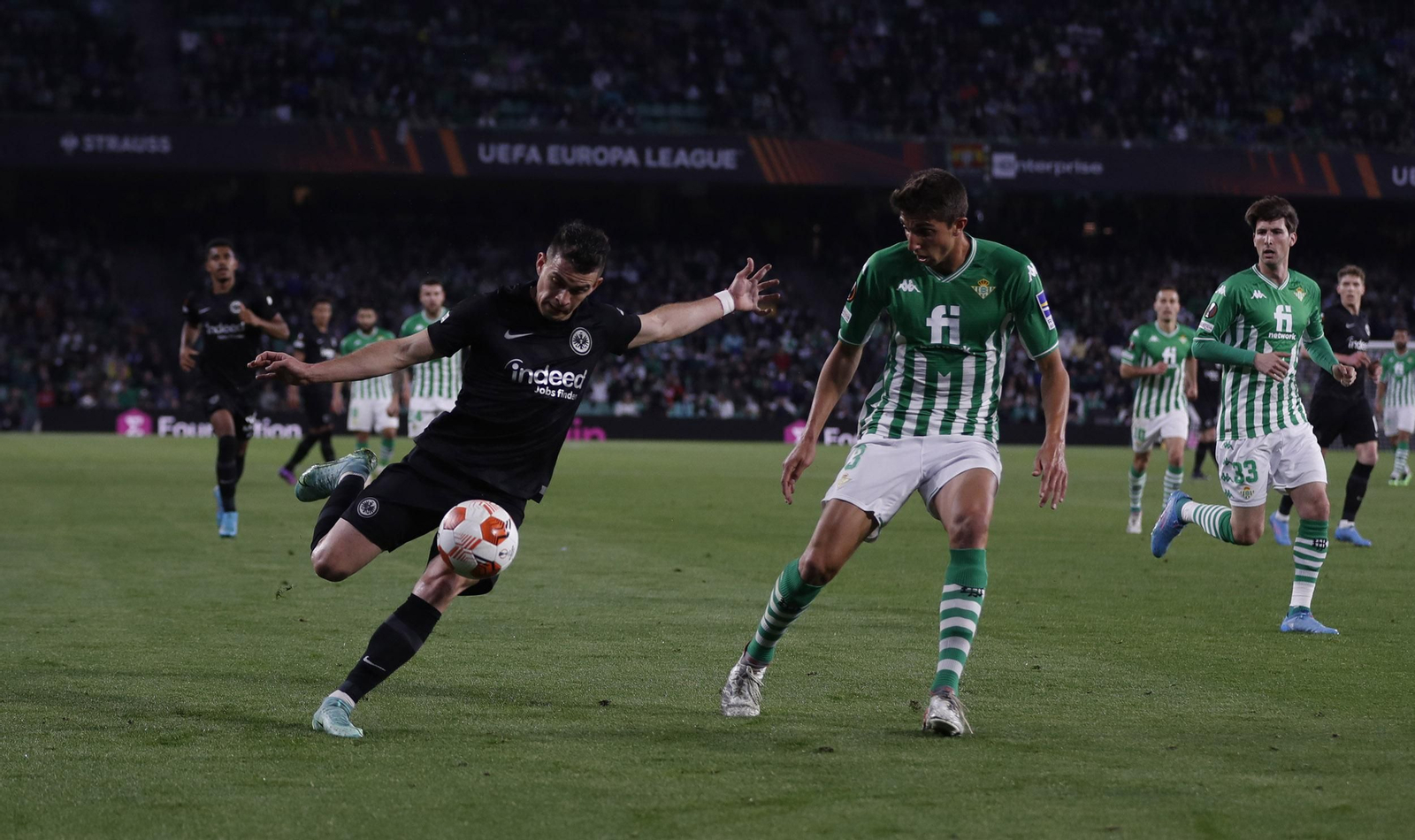 Santos Borré se dispone a rematar ante Édgar.