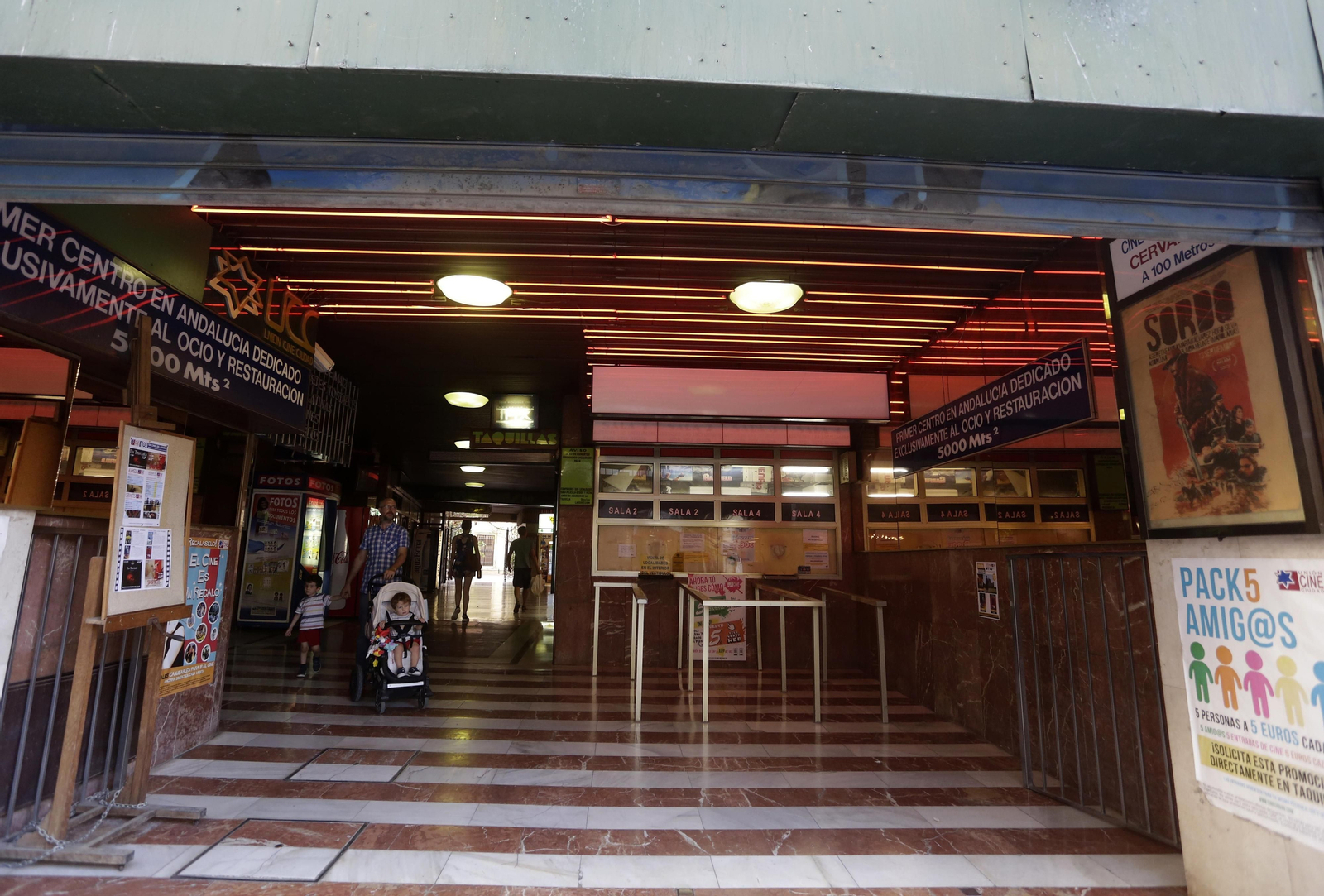 Entrada al Alameda Multicines, con las cuatro taquillas cerradas.