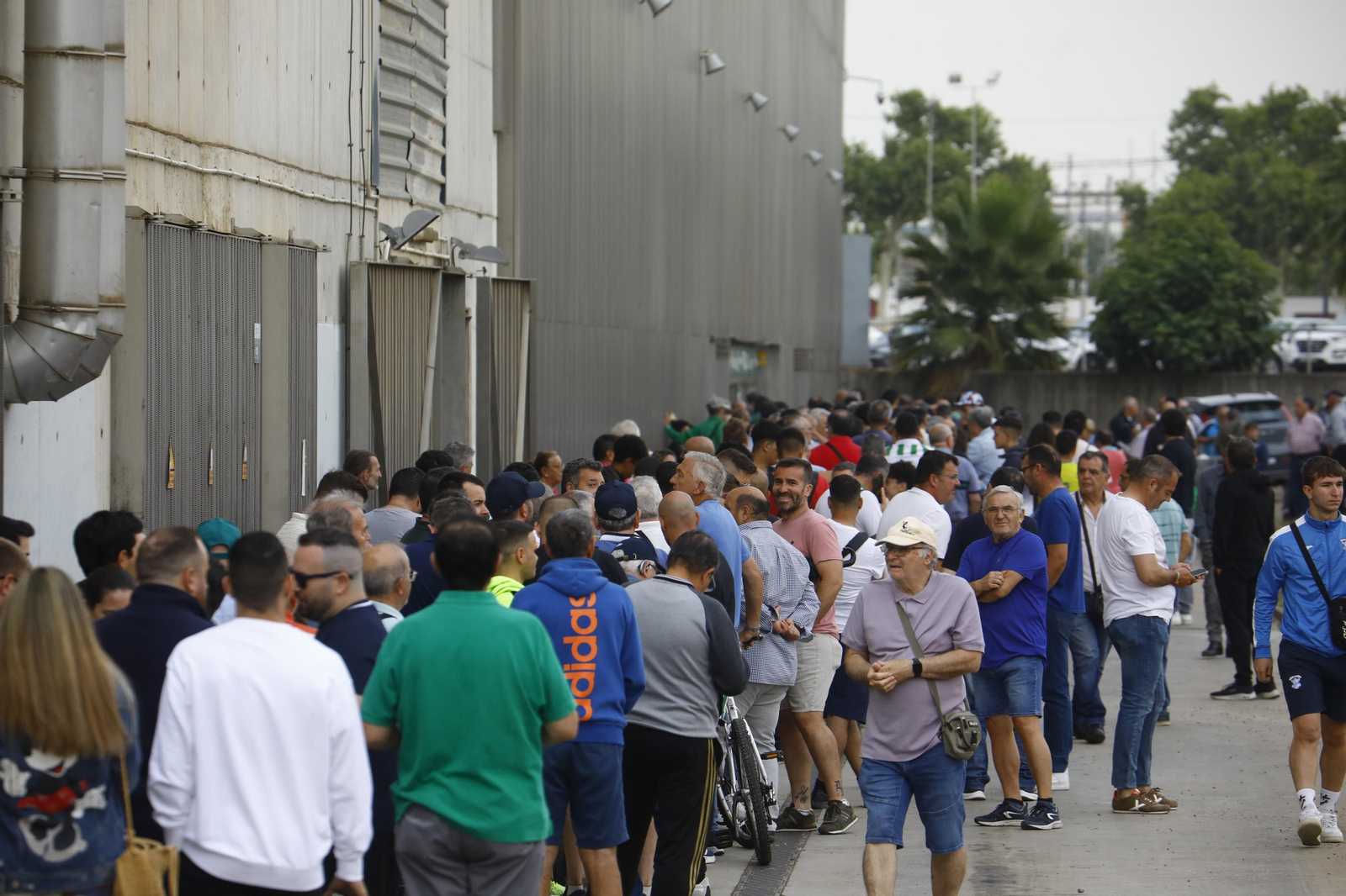 Las mejores fotos de las colas de El Arcángel para conseguir las entradas del Córdoba CF - Barcelona Atlétic Las mejores fotos de las colas de El Arcángel para conseguir las entradas del Córdoba CF - Barcelona Atlétic