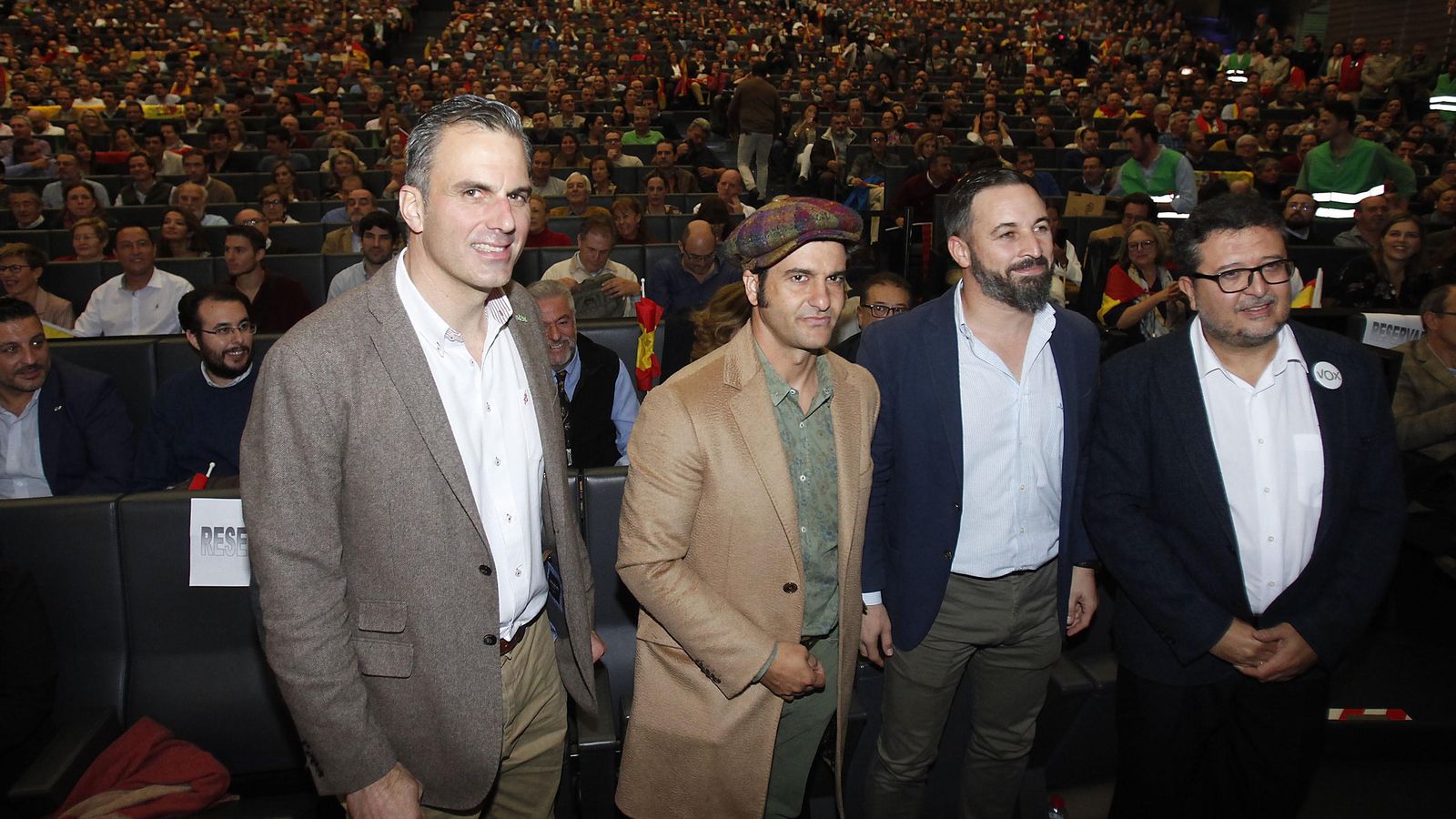 De izquierda a derecha, Javier Ortega-Smith, secretario de Vox; el torero Morante de la Puebla; Santiago Abascal, presidente nacional de Vox; y Francisco Serrano, candidato por Sevilla a la Junta.
