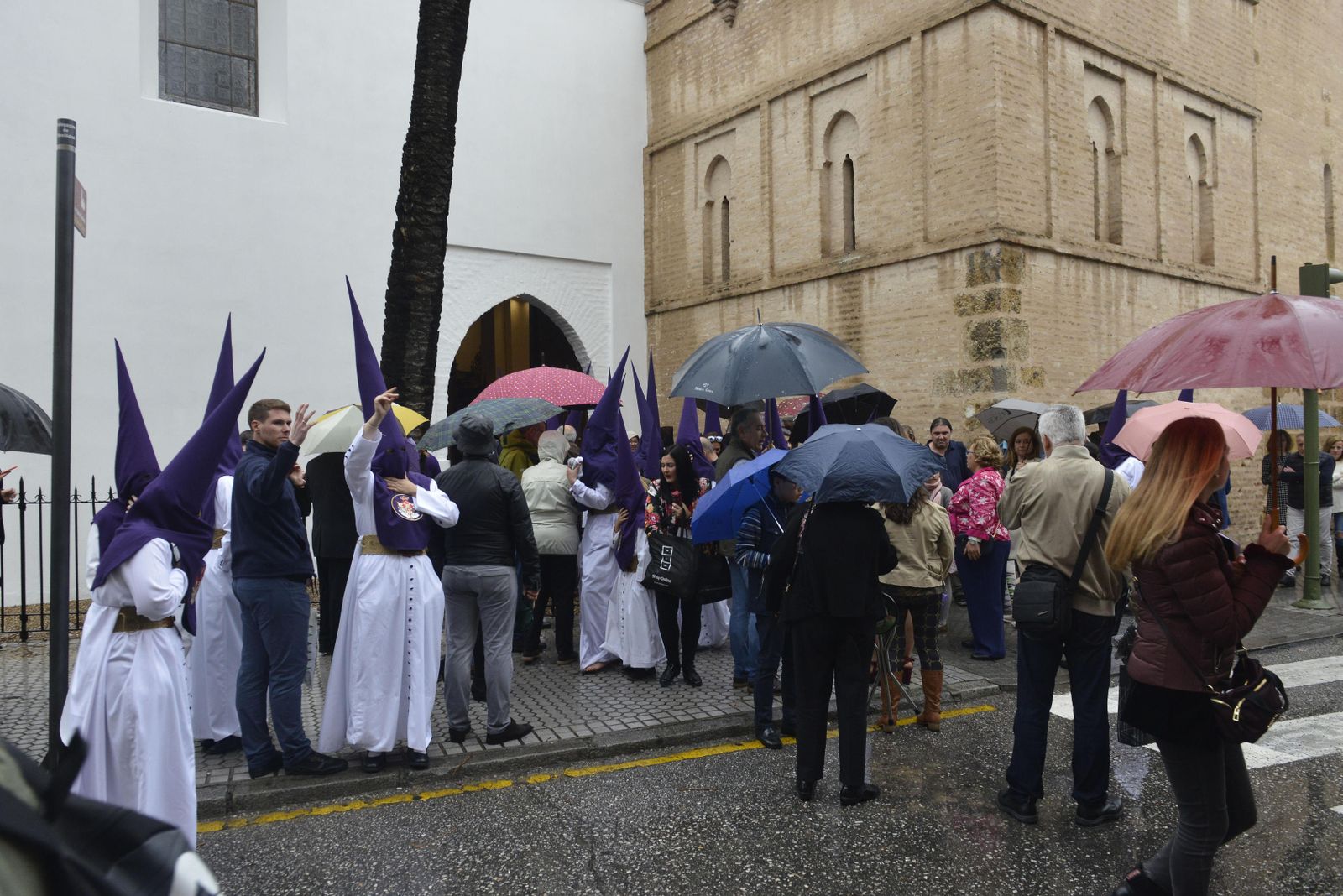Nazarenos de la Exaltación bajo la lluvia intensa del Jueves Santo de 2019.