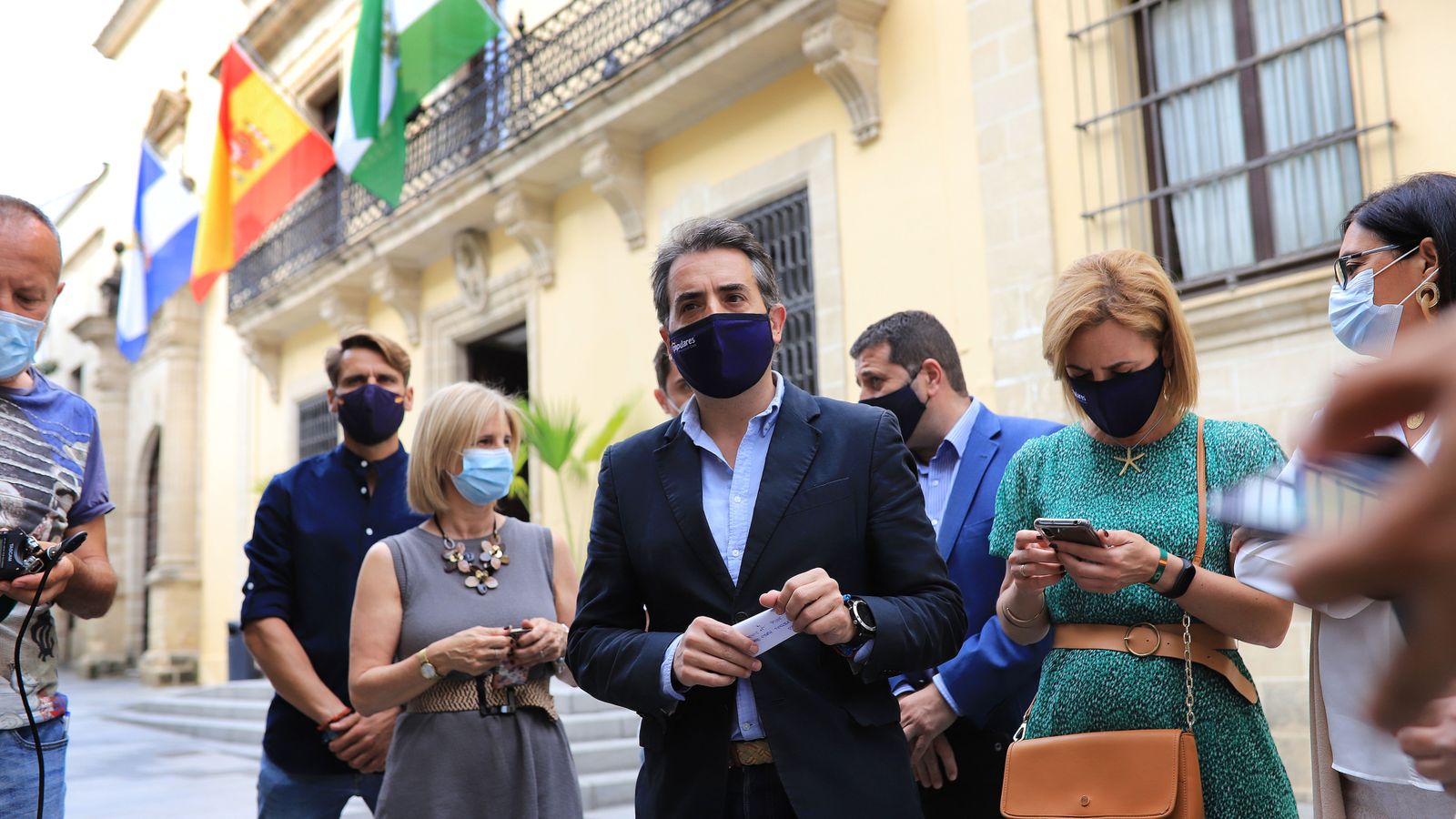El portavoz del PP, Antonio Saldaña, durante una comparecencia frente al Ayuntamiento.