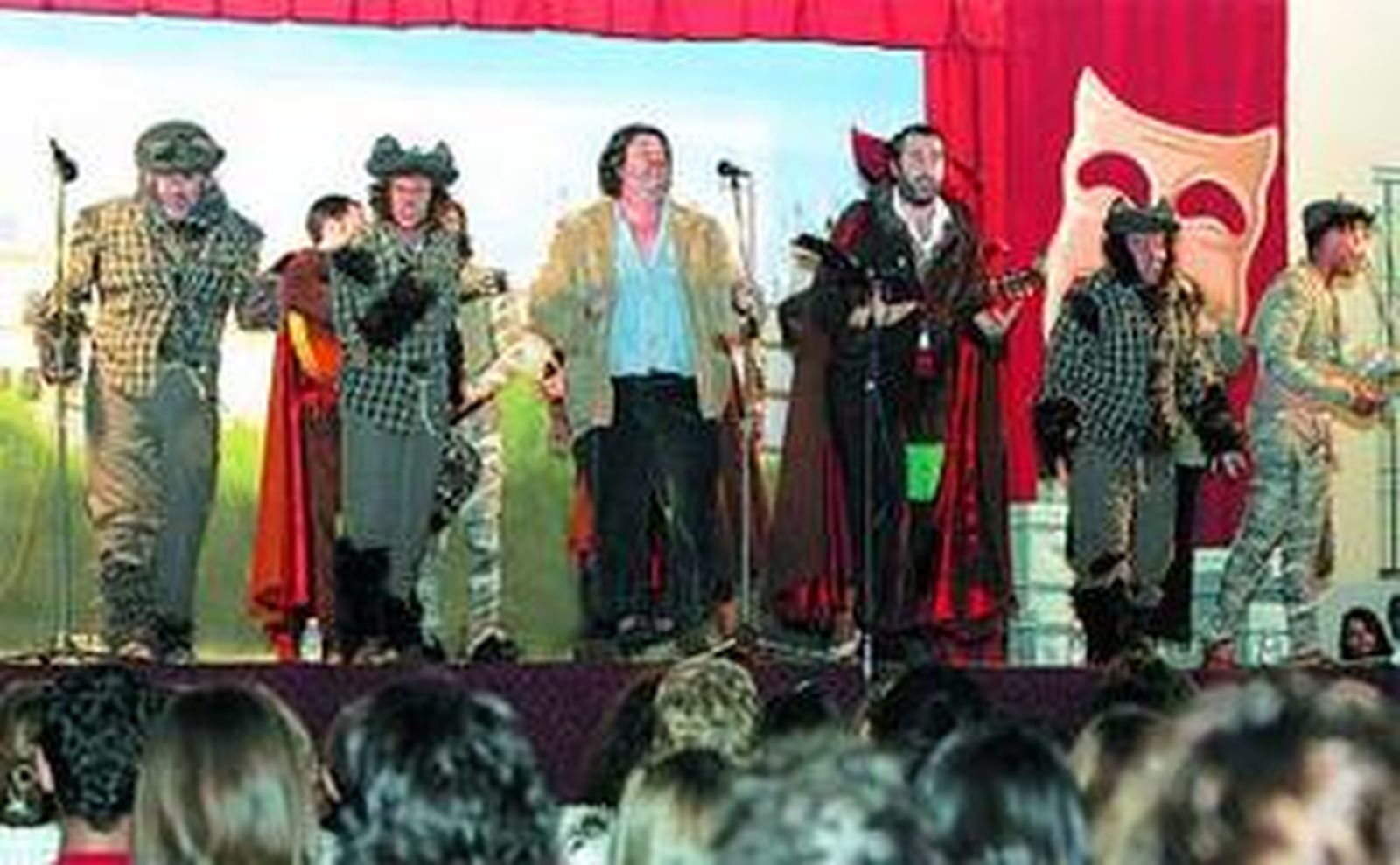 Vicente Sánchez, Cata Zambrano, Antonio Martín y su hijo Antonio junto al cartel una vez descubierto.