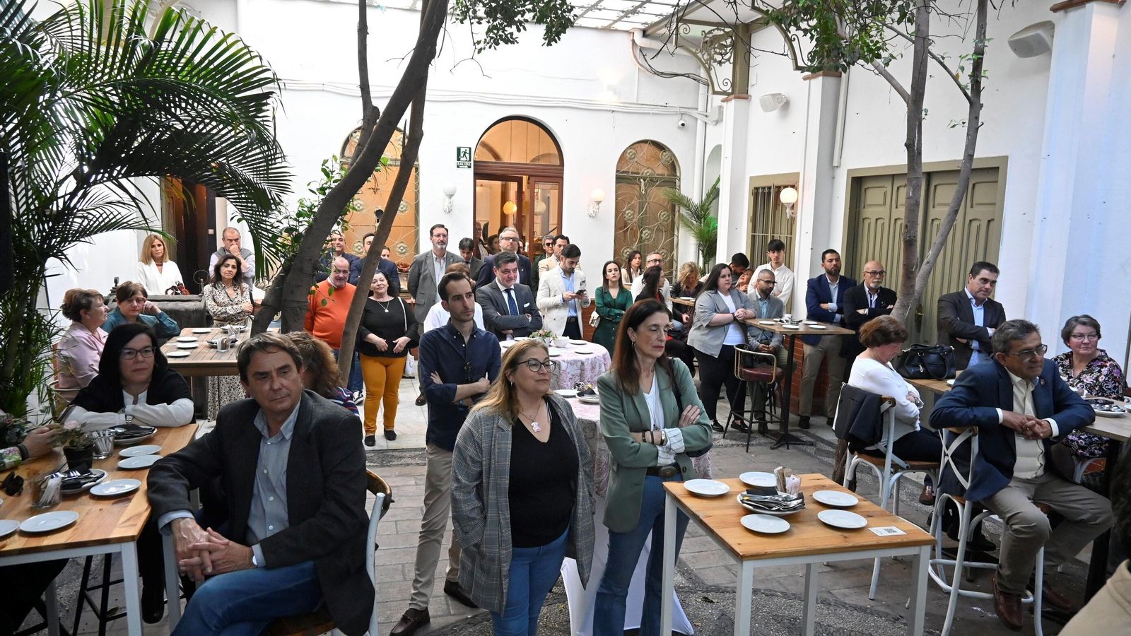 El público durante la publicación de la guía. El público durante la publicación de la guía.