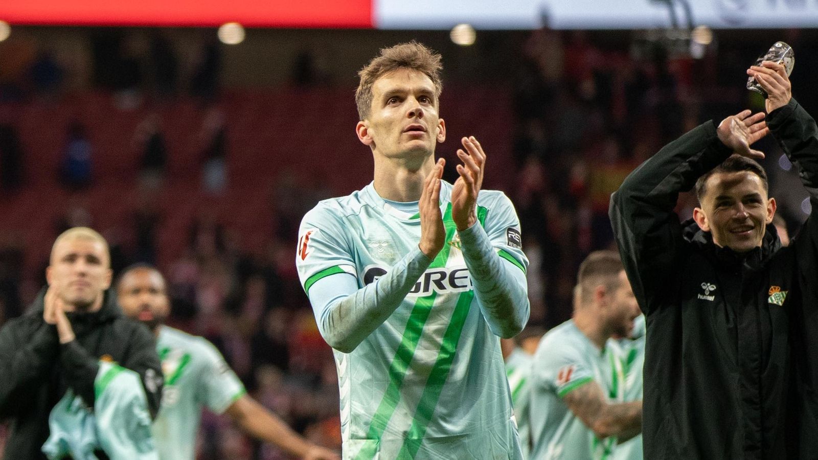 Diego Llorente celebra junto a sus compañeros el triunfo en el Metropolitano.