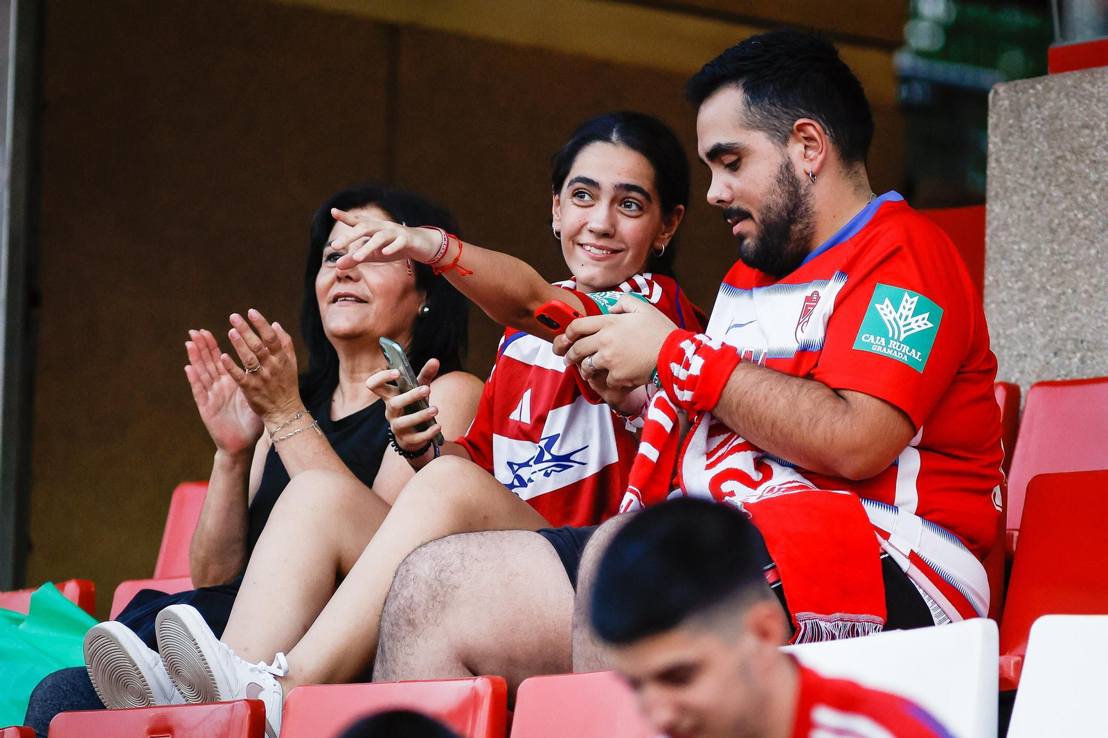 Encuéntrate en la grada de Los Cármenes y en el recibimiento al Granada CF