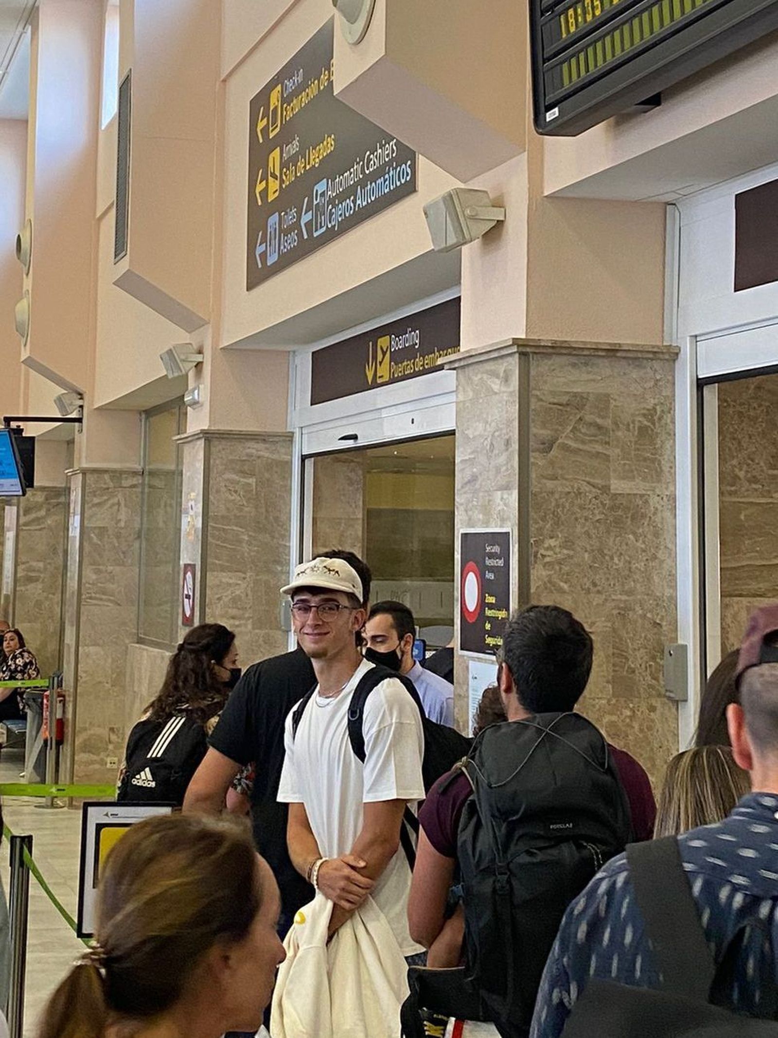Javier Arroyo, en el aeropuerto antes de viajar a Milán, donde estudiará a lo largo de este curso.