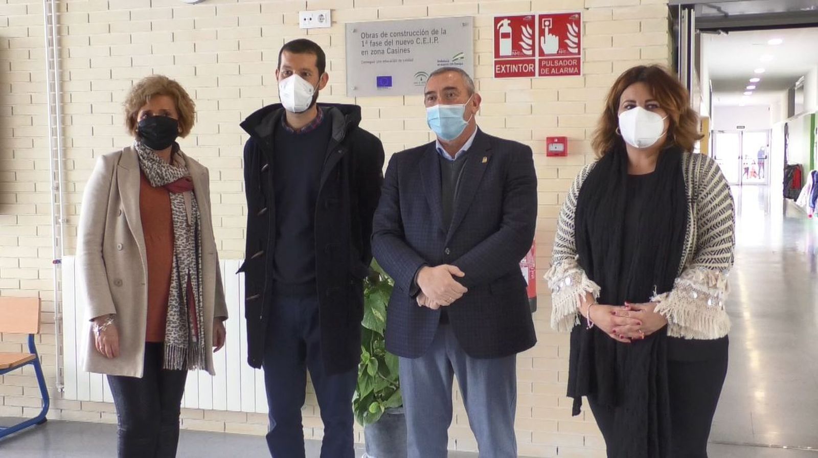 El delegado junto a la alcaldesa, la concejala de Educación y el director del colegio de Casines