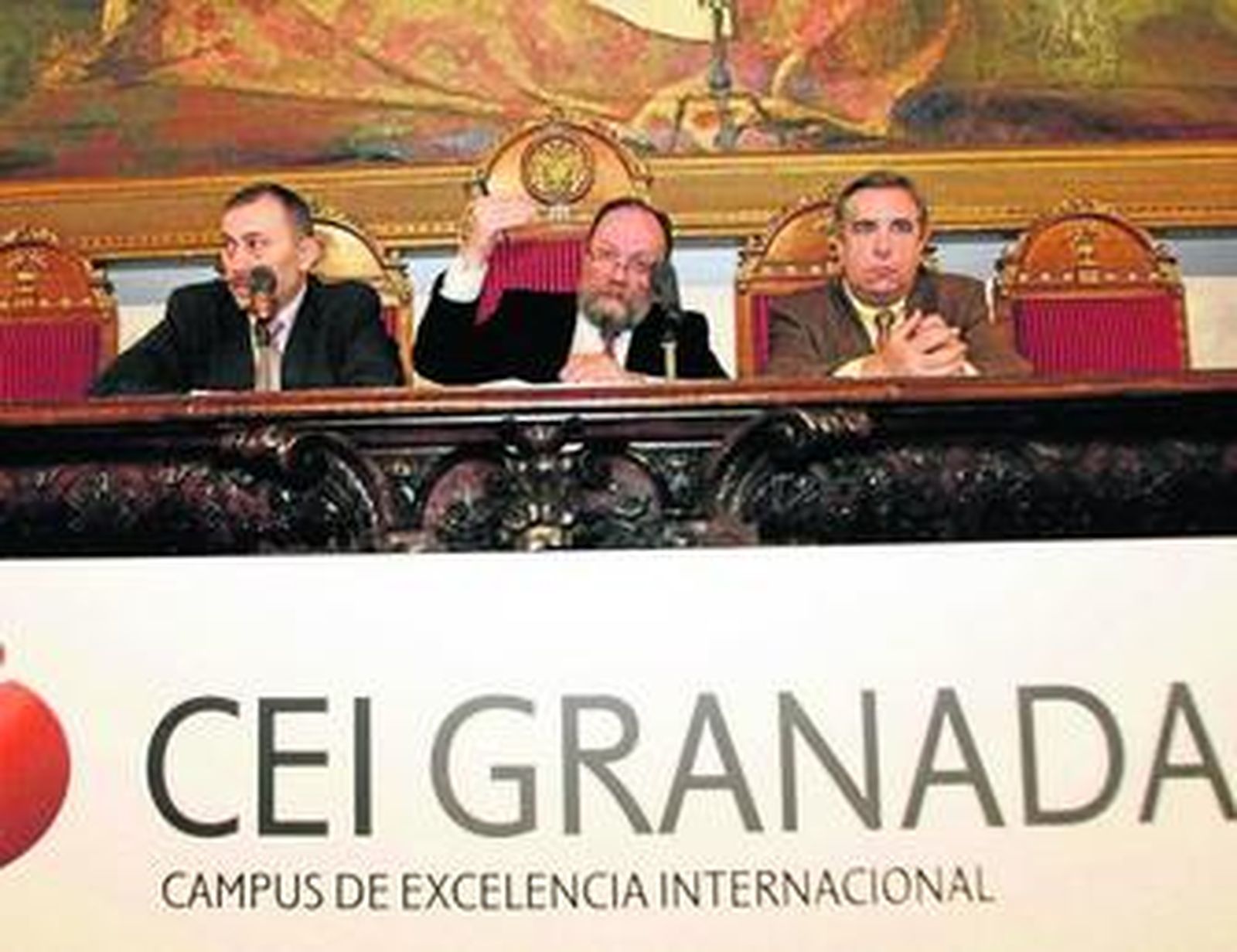 Teodoro Luque, Francisco González Lodeiro y José Luis Verdegay, ayer, en el Hospital Real.