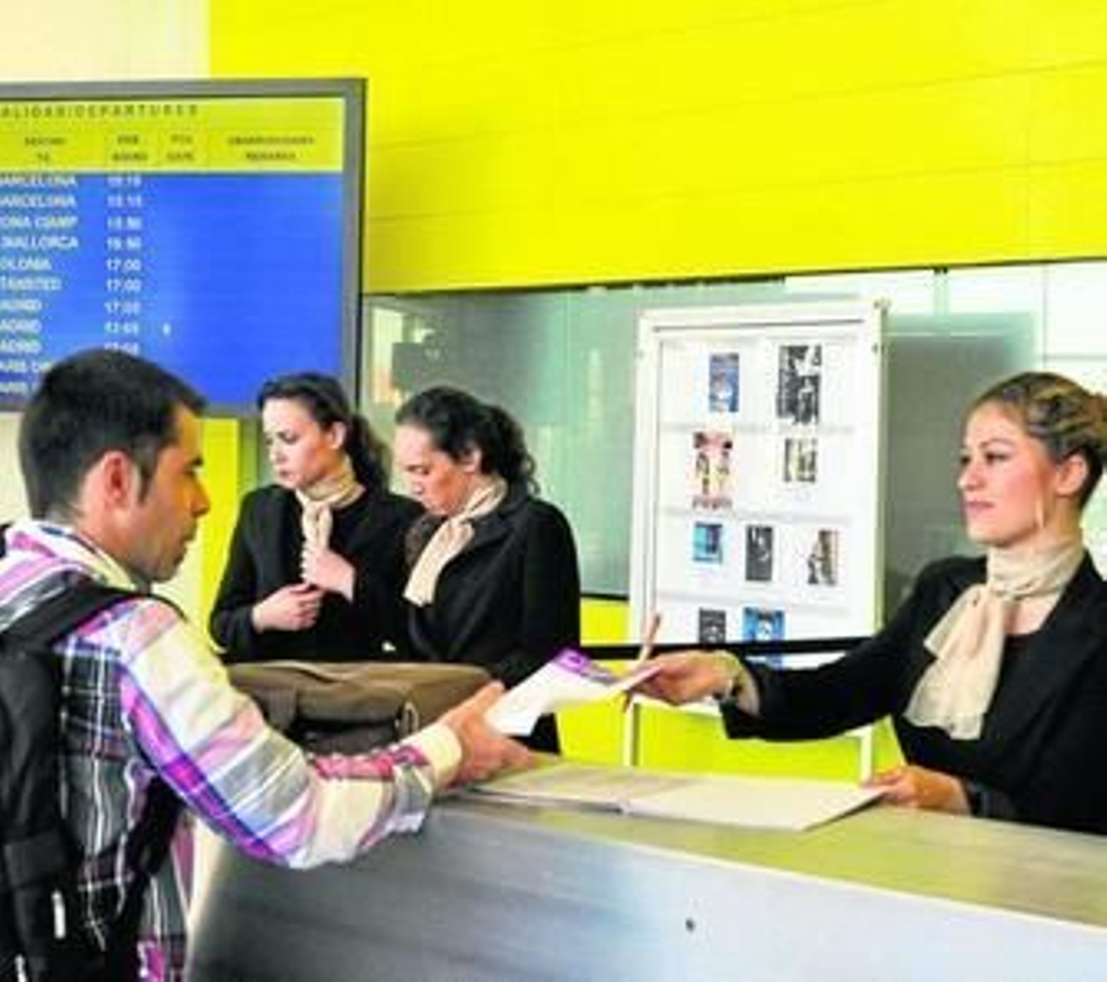 Un pasajero recoje documentación en los mostradores de información del aeropuerto.