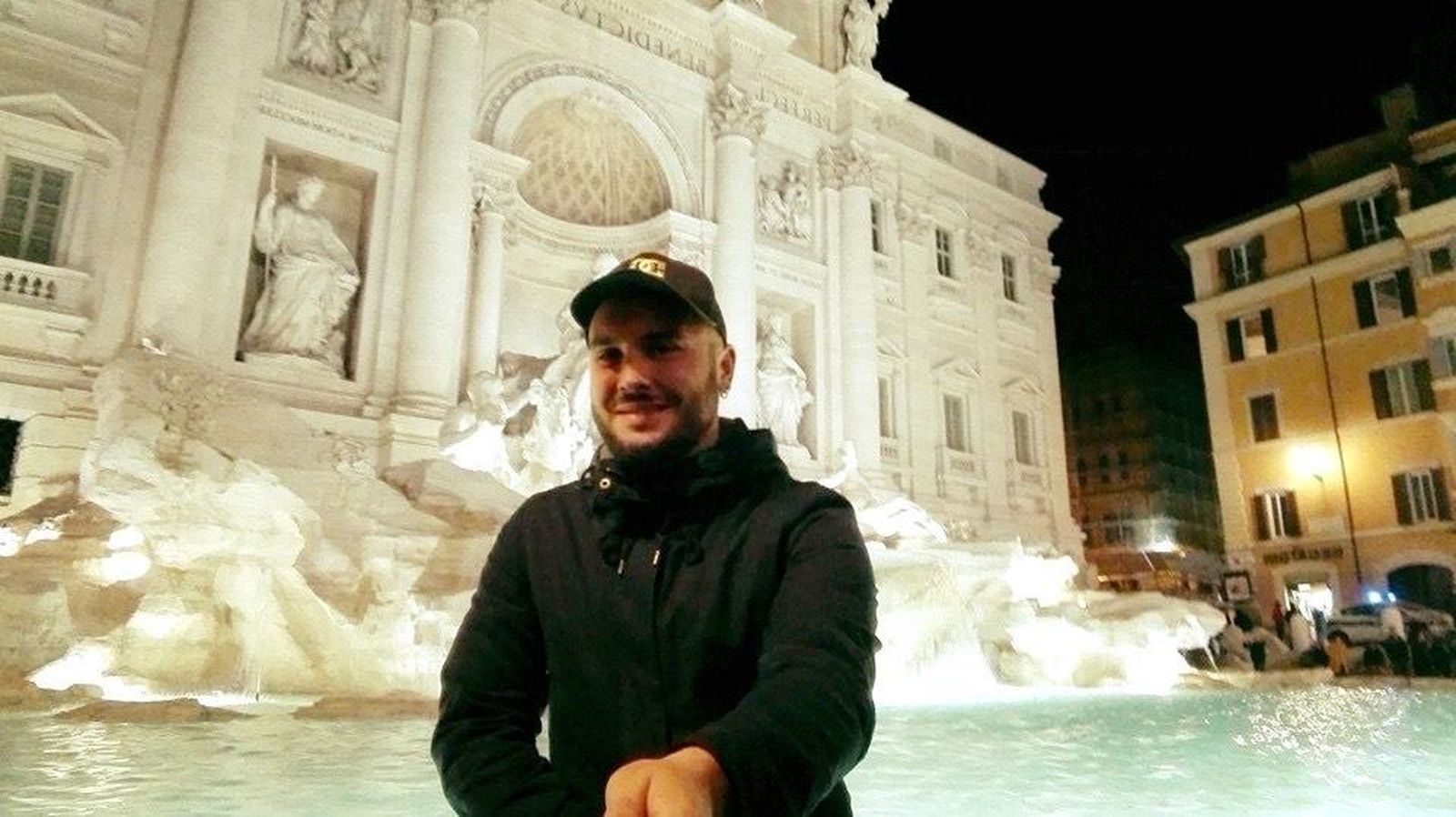 Viajando. Germán García Rendón es feliz viajando. Aunque uno de los lugares que más le ha marcado ha sido Montevideo recuerda también su visita el Lago Ness o a la ciudad de Roma. En esta fotografía, se hace un 'selfie' en la Fontana de Trevi.