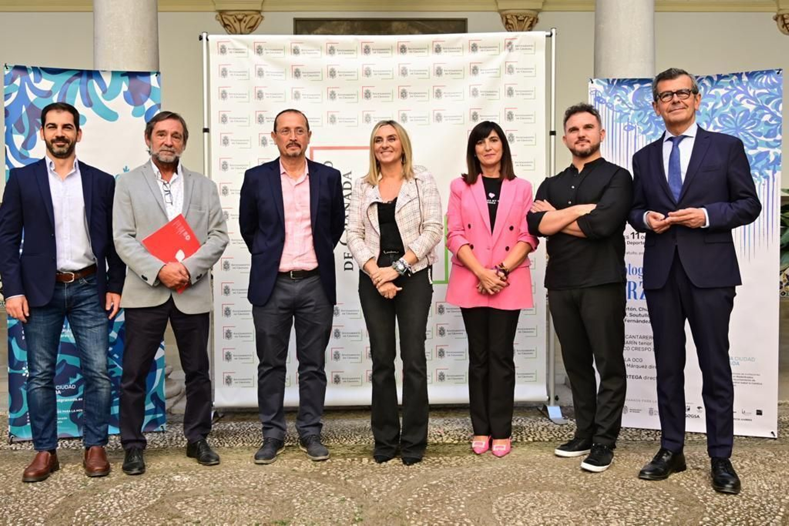 Foto de familia de la presentación este miércoles en el Ayuntamiento de Granada. Foto de familia de la presentación este miércoles en el Ayuntamiento de Granada.