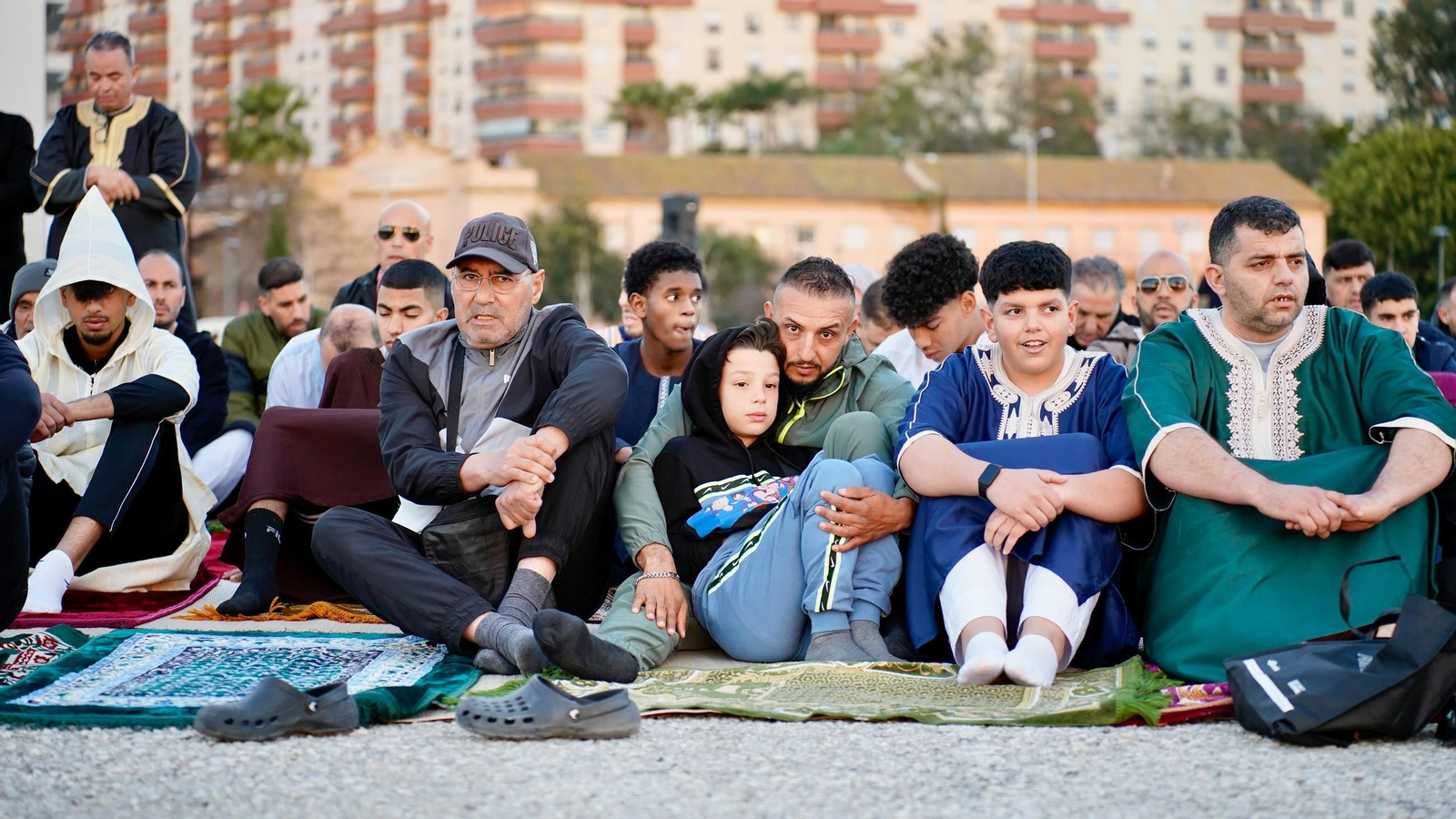 Fotos: Los musulmanes de Algeciras finalizan el mes de ayuno del Ramadán con un rezo comunitario en el Llano Amarillo