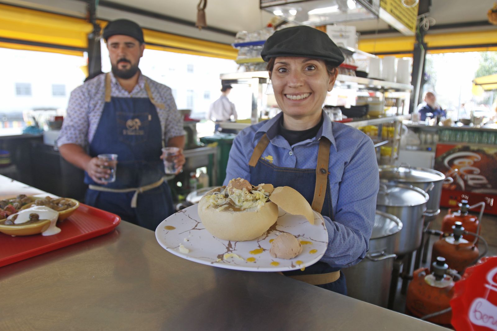 El puesto de caracoles de Noreña, en fotos