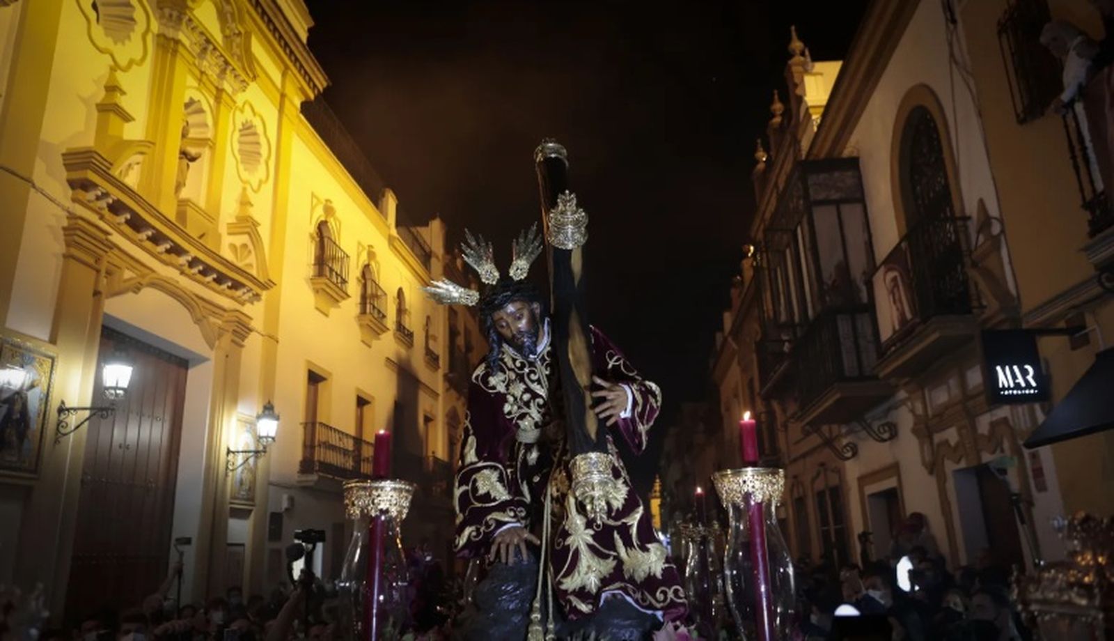 El Cristo de las Tres Caídas preside el anual Vía Crucis