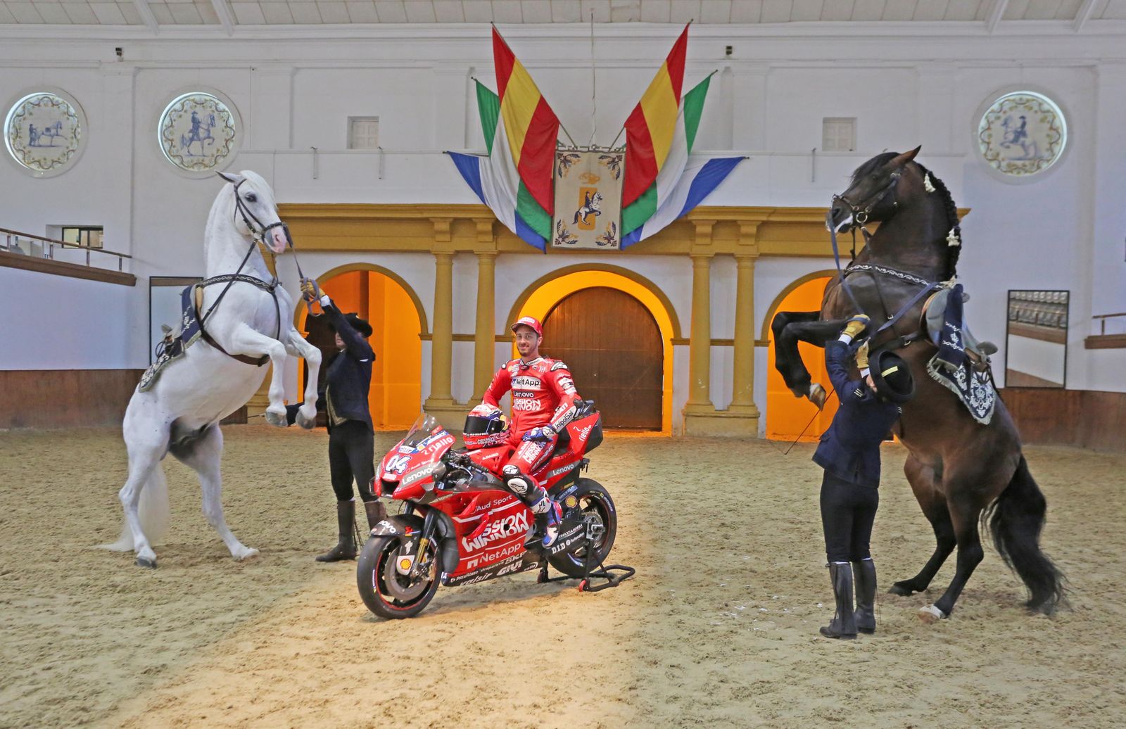 Imágenes de ambiente y caravana motera en Jerez