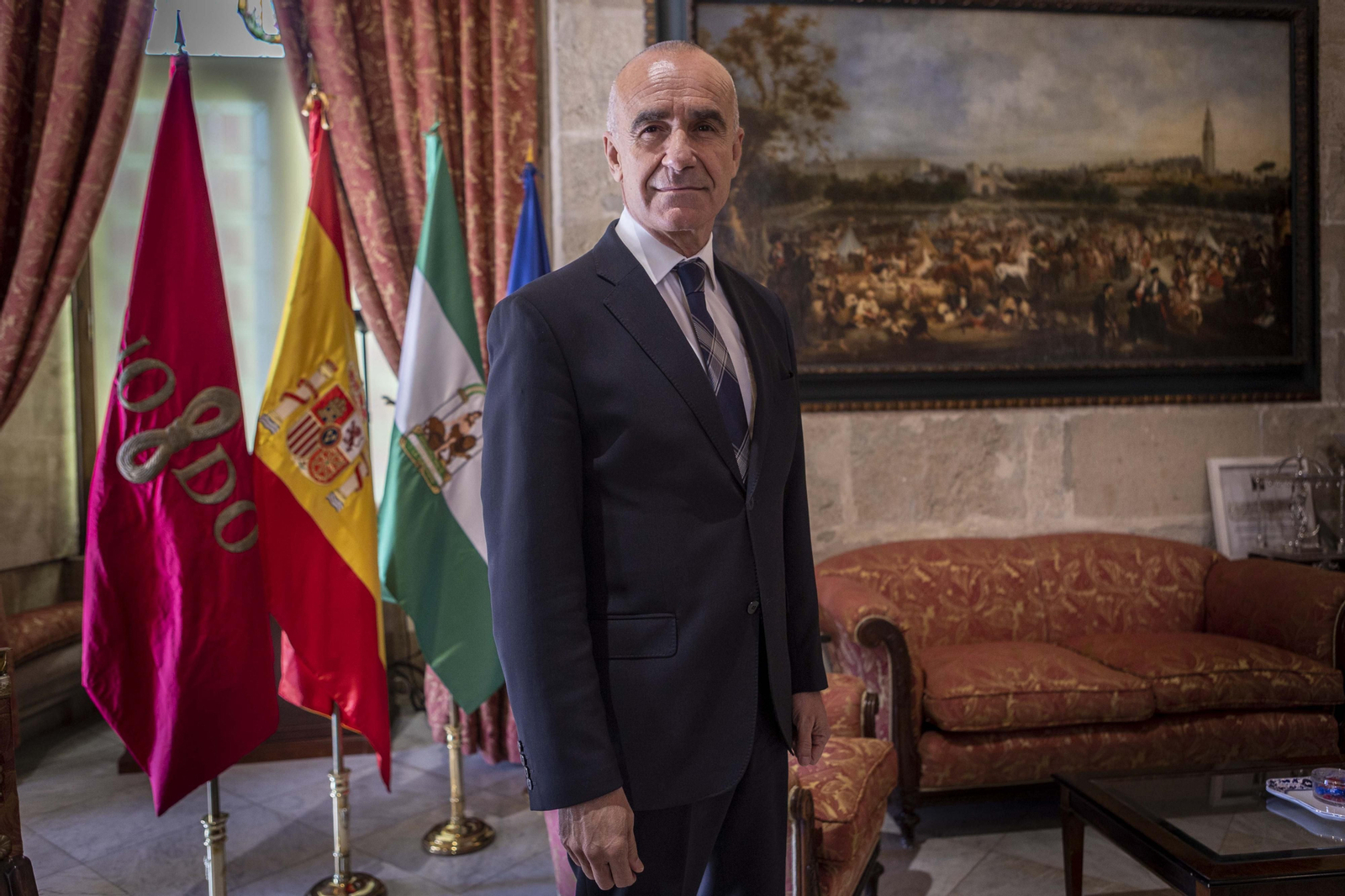 El alcalde de Sevilla, Antonio Muñoz, en su despacho de la Alcaldía.