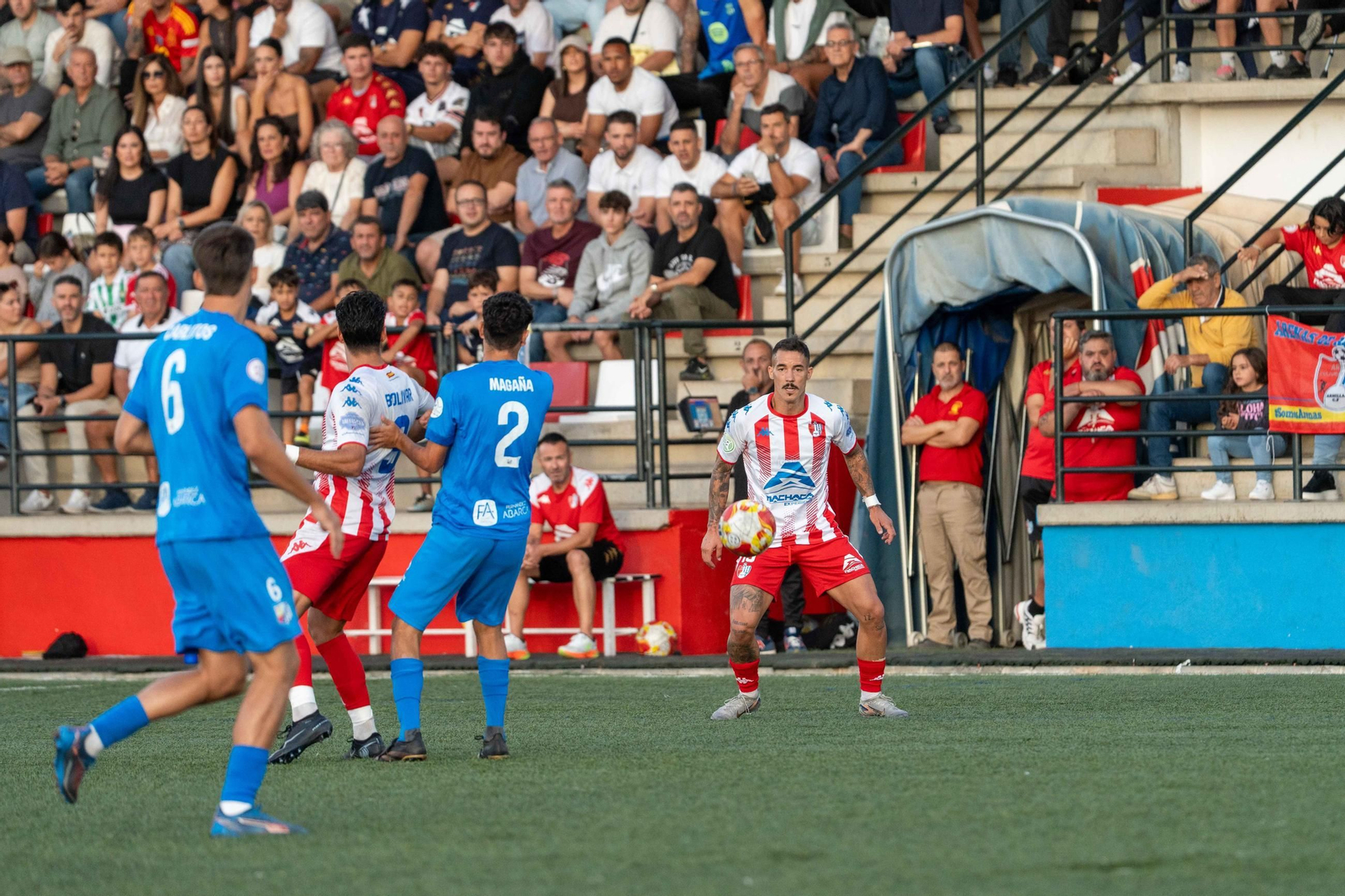 Magaña y Bolivar observan el control de un jugador local