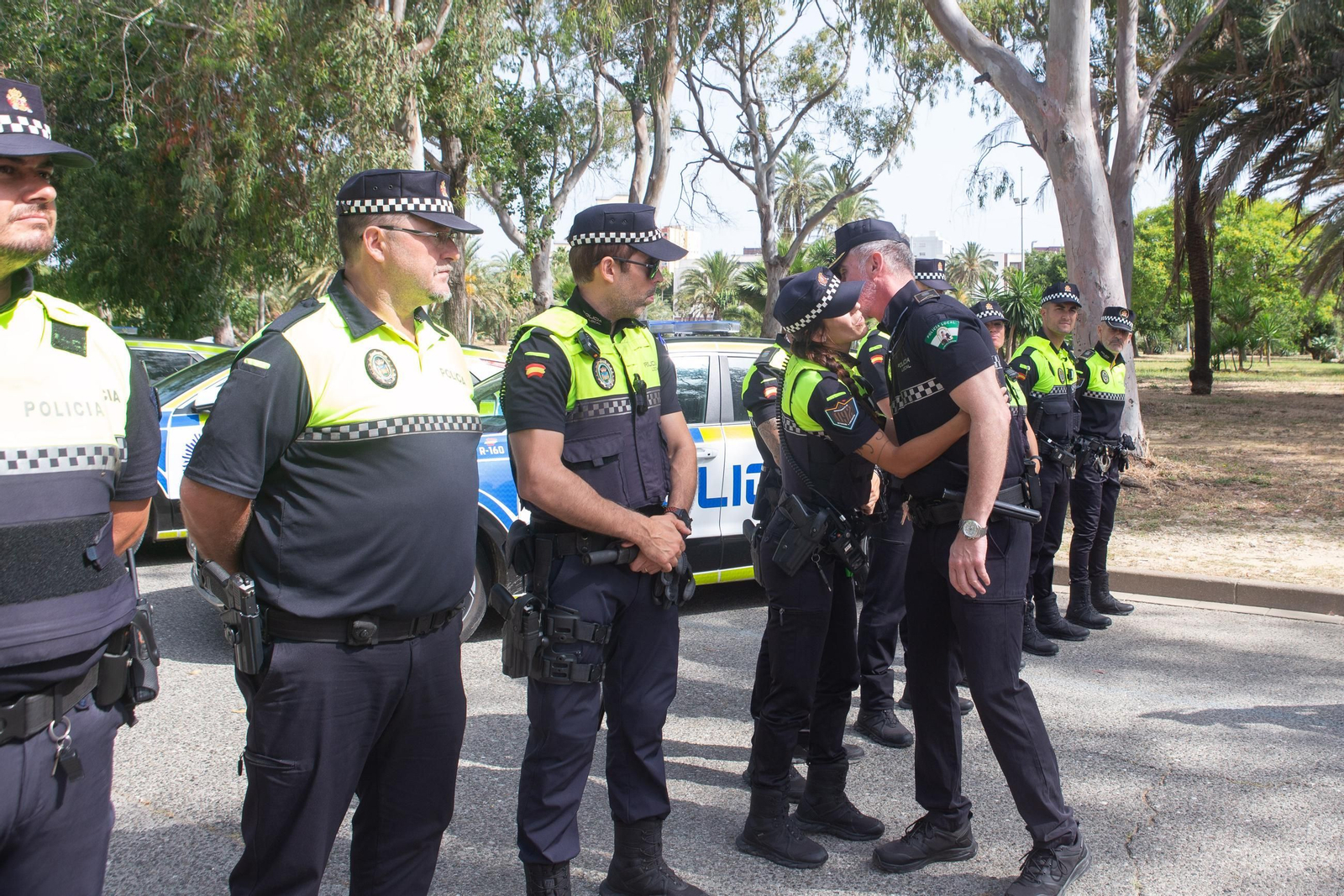 La Línea rinde homenaje al policía local Víctor Sánchez en el octavo aniversario de su muerte, en imágenes