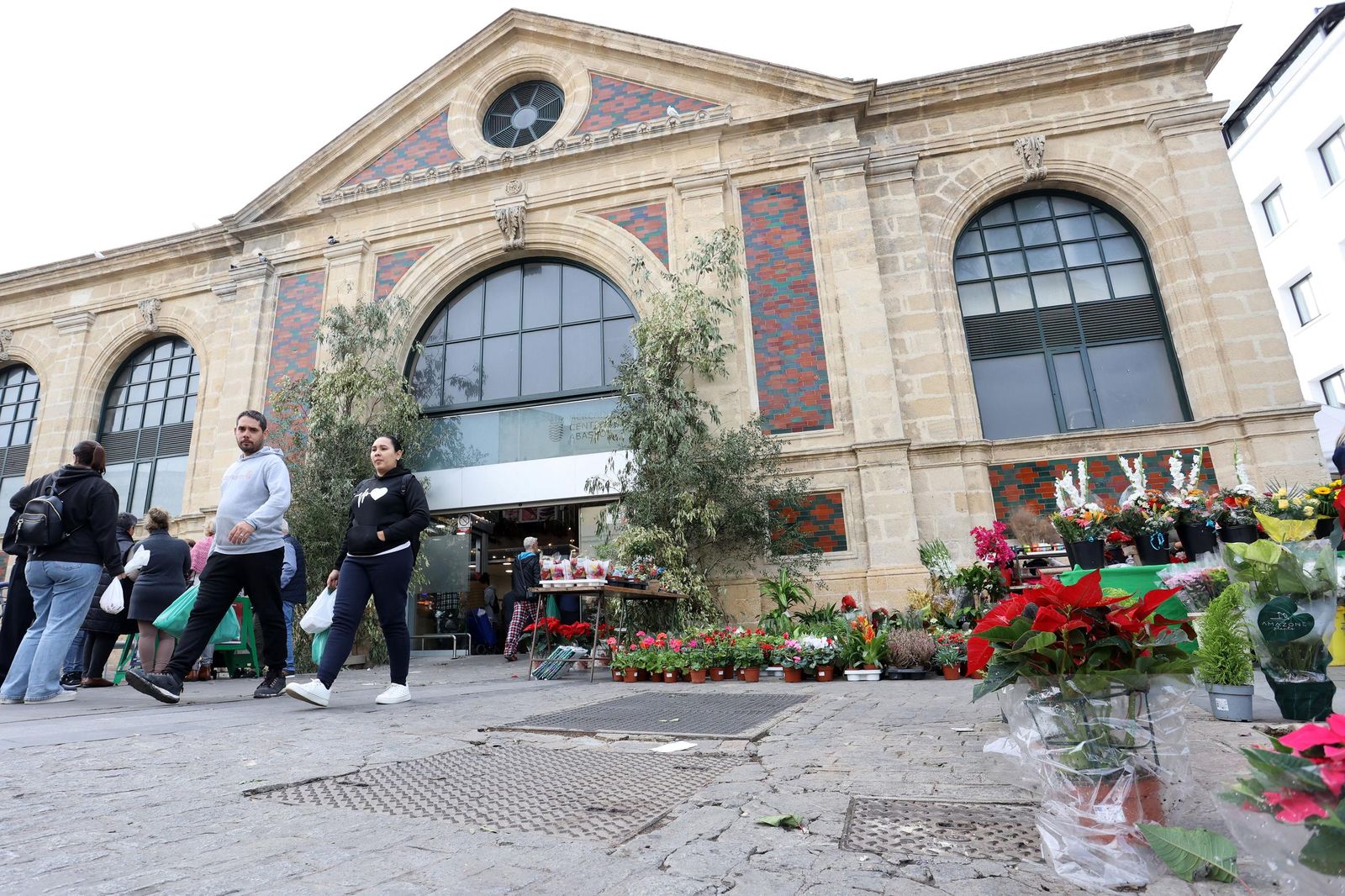 Ésta es la decoración navideña del mercado central de Jerez