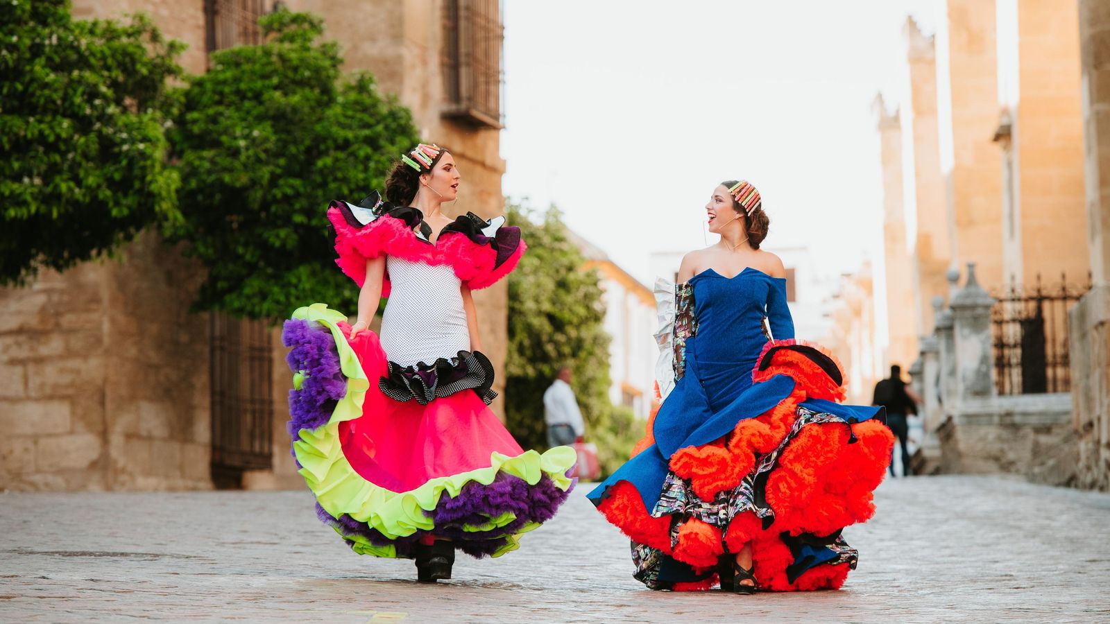 Modelos de la diseñadora Almudena Caballero paseando por la Mezquita.