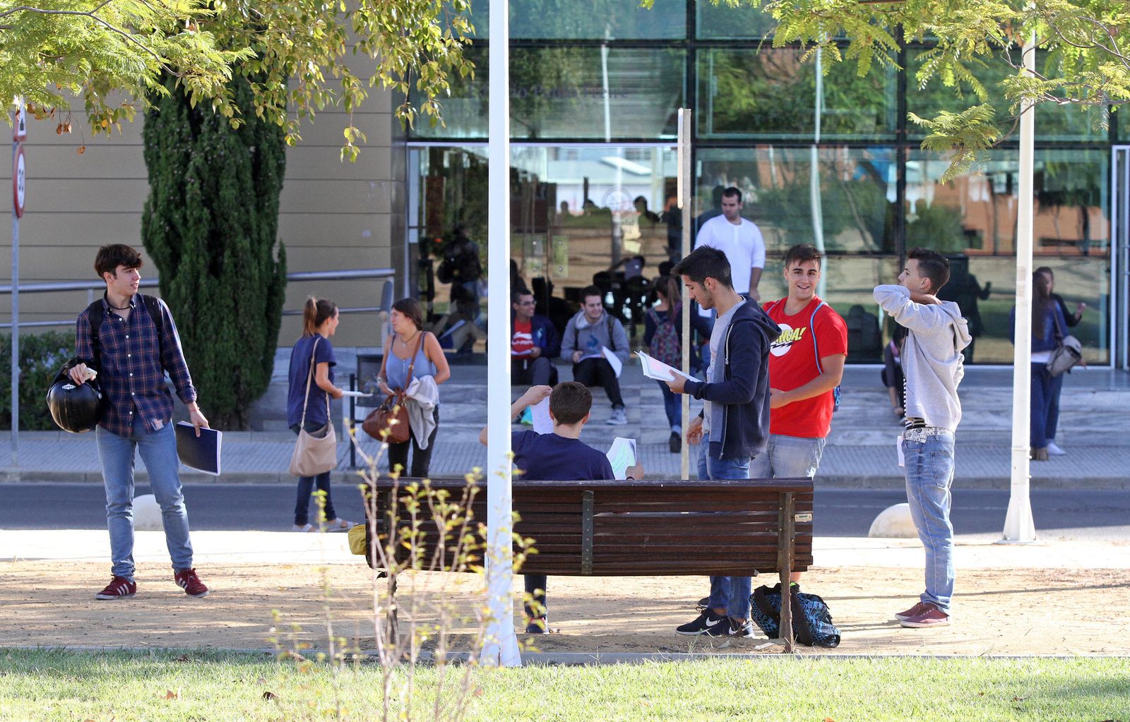 Un grupo de estudiantes en el Campus del Carmen.