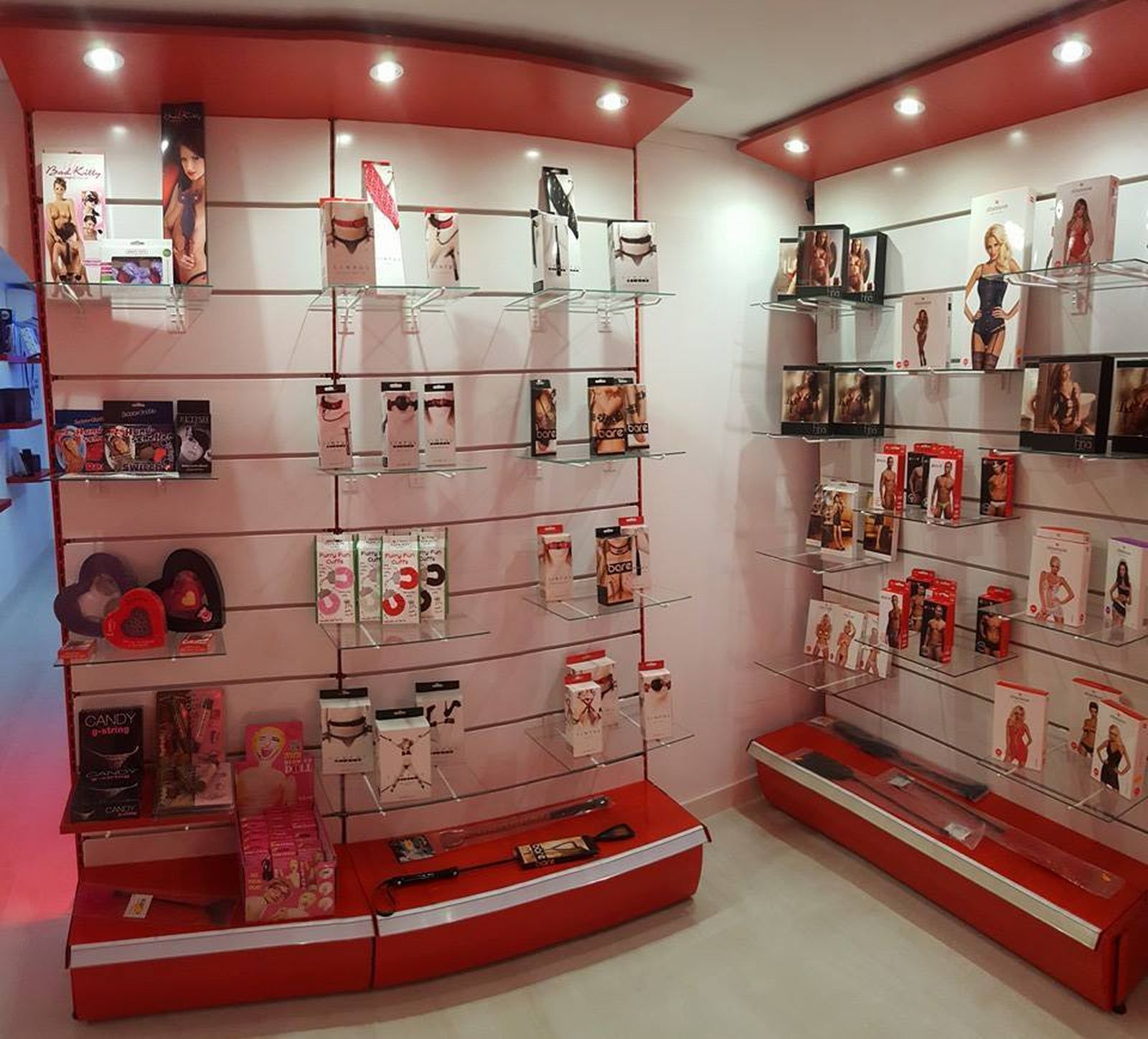 Productos similares a los robados en las estanterías y fachada de acceso a la Parafarmacia Erótica.