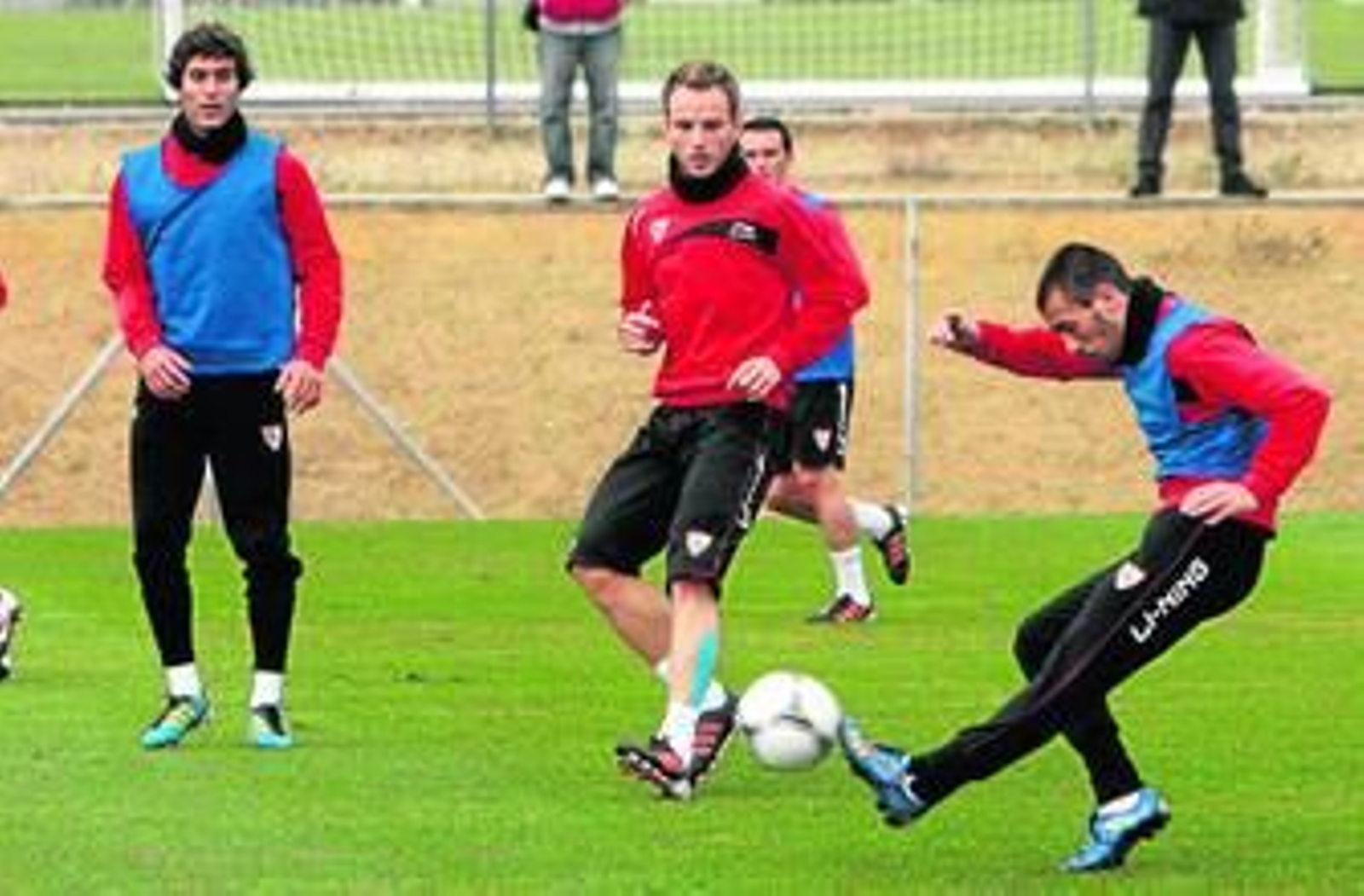 Luna toca el balón con la izquierda en presencia de Campaña y de Rakitic.