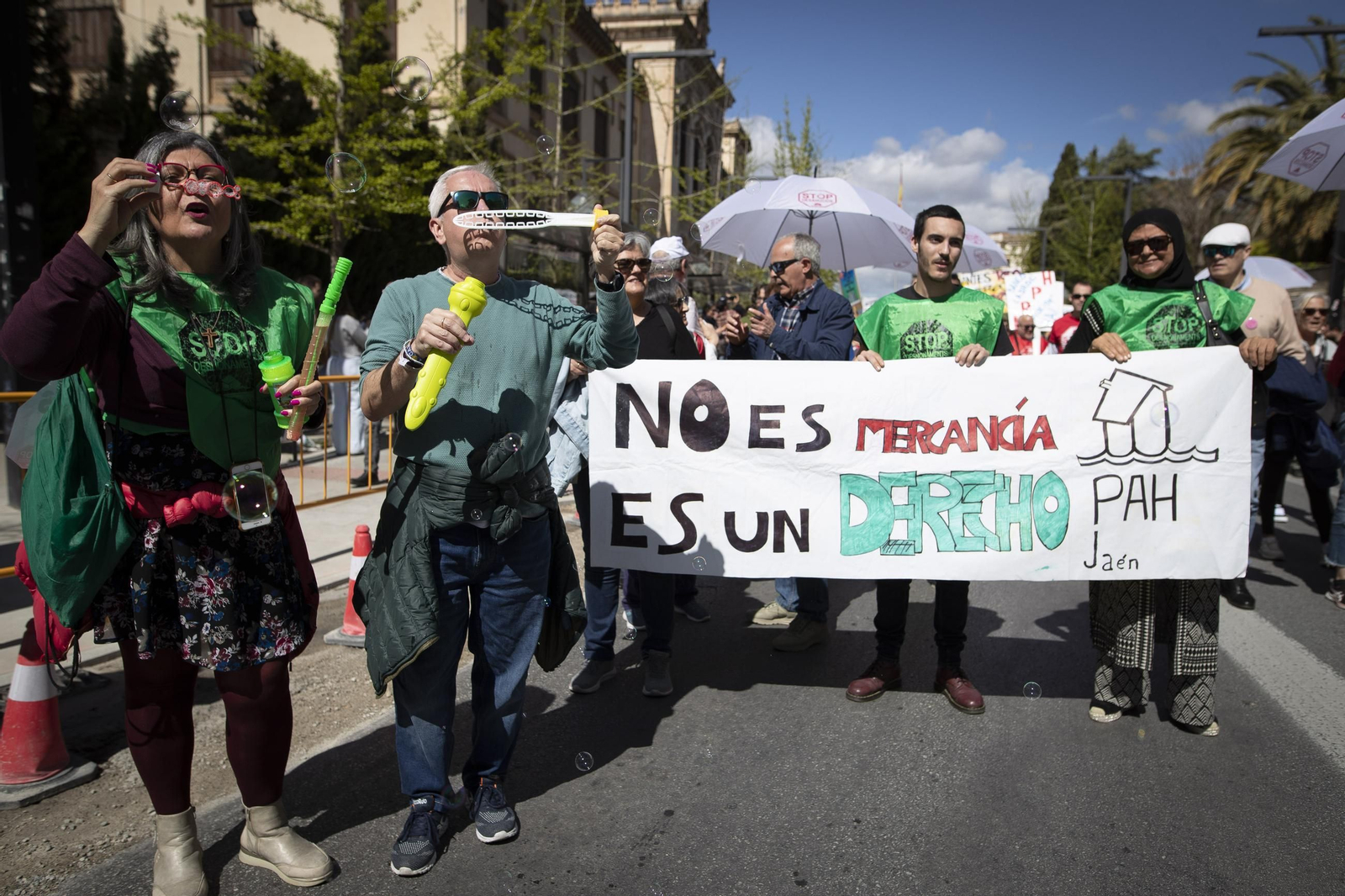 Todas las imágenes de la manifestación contra "el negocio de la vivienda" en Granada