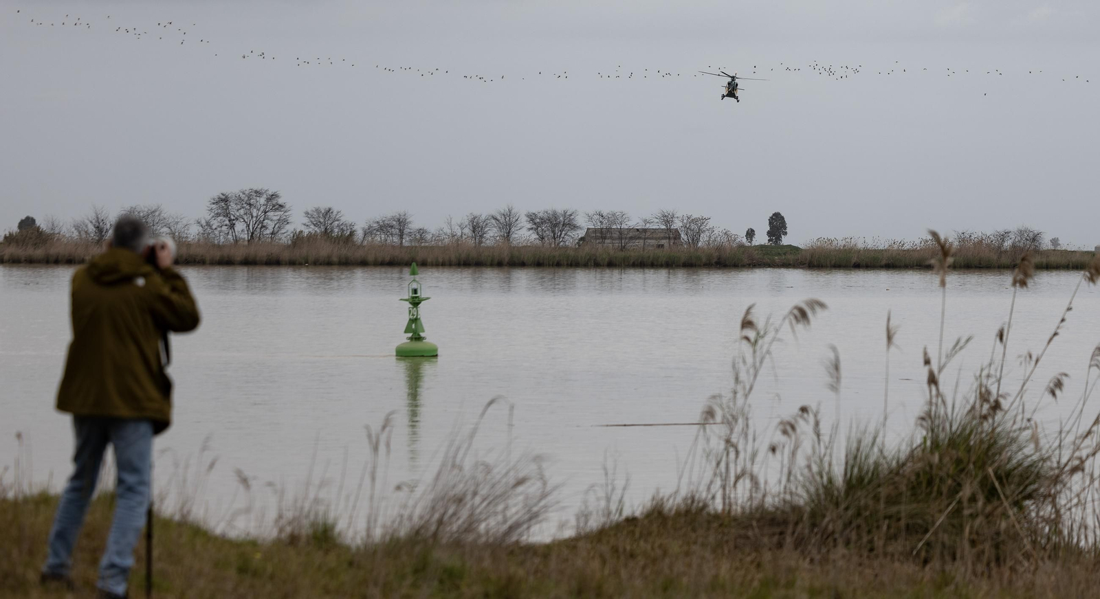 El helicóptero de la Guardia Civil sobrevuela el río Guadalquivir, en una imagen reciente.