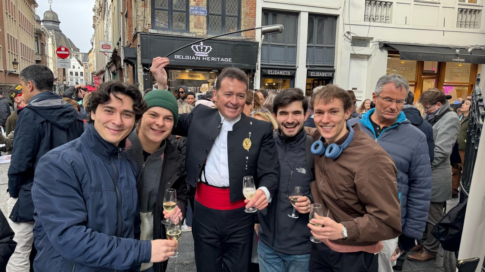 Jesús Rubiales repartió más de 600 copas de jerez en Bruselas.