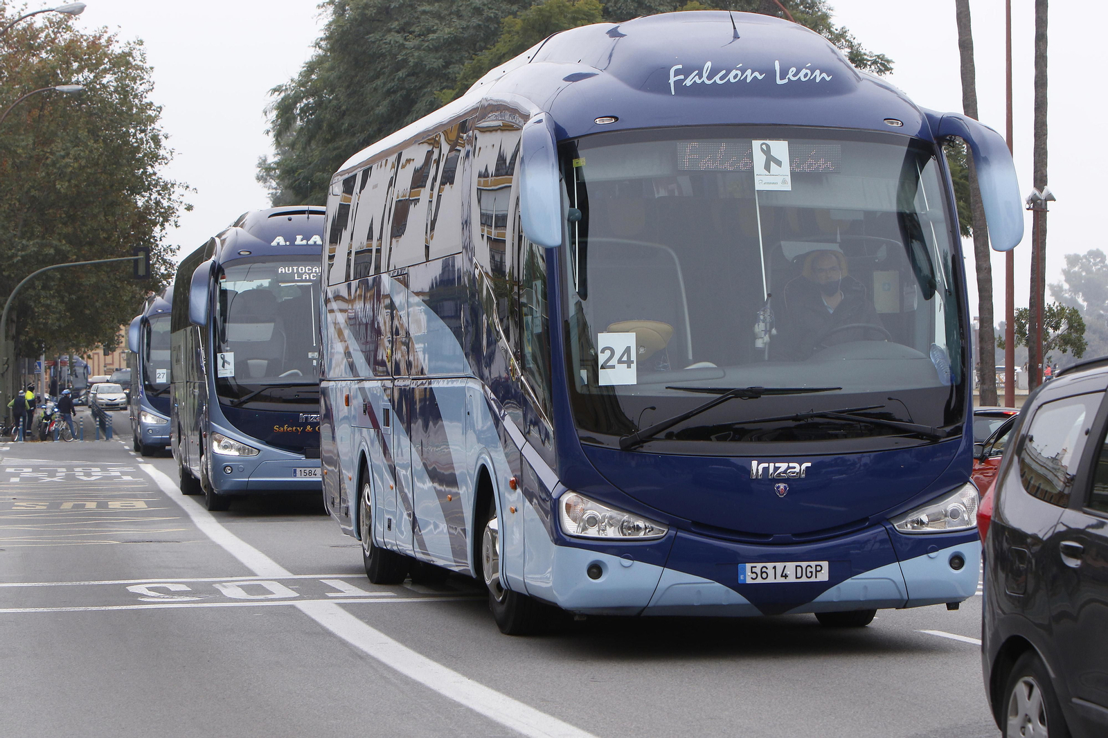 Varios autobuses marchando, este viernes por el Paseo de Colón durante la protesta.