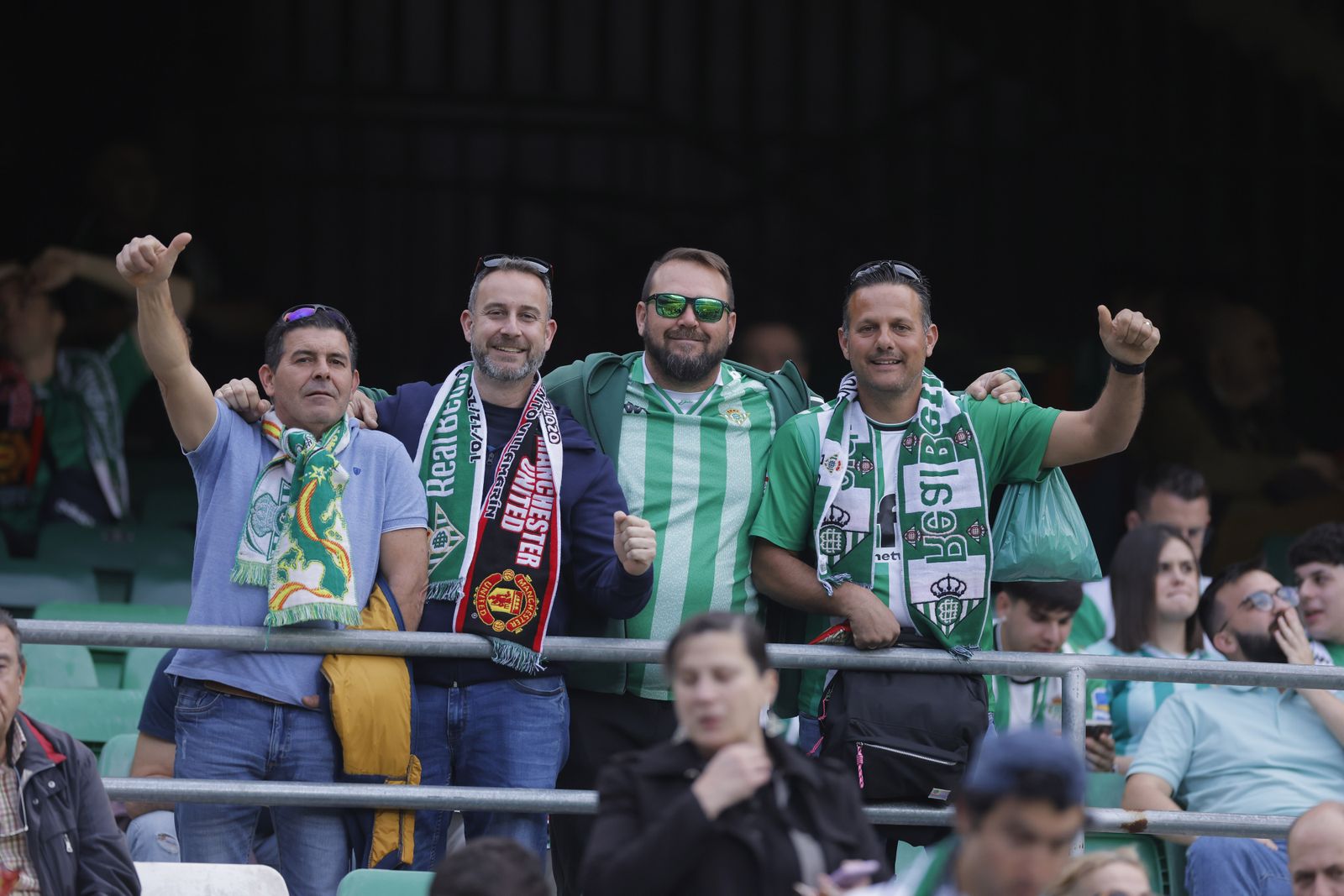 Búscate en las fotos del Betis-Manchester