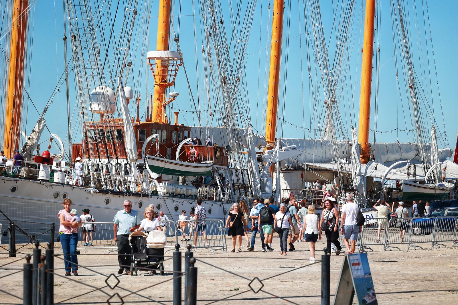 El gemelo del 'Elcano' está en Cádiz: las visitas al buque 'Esmeralda', en imágenes