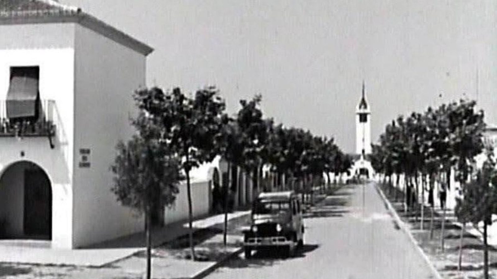 Imagen antigua de la Barriada ElCano con el colegio al final.