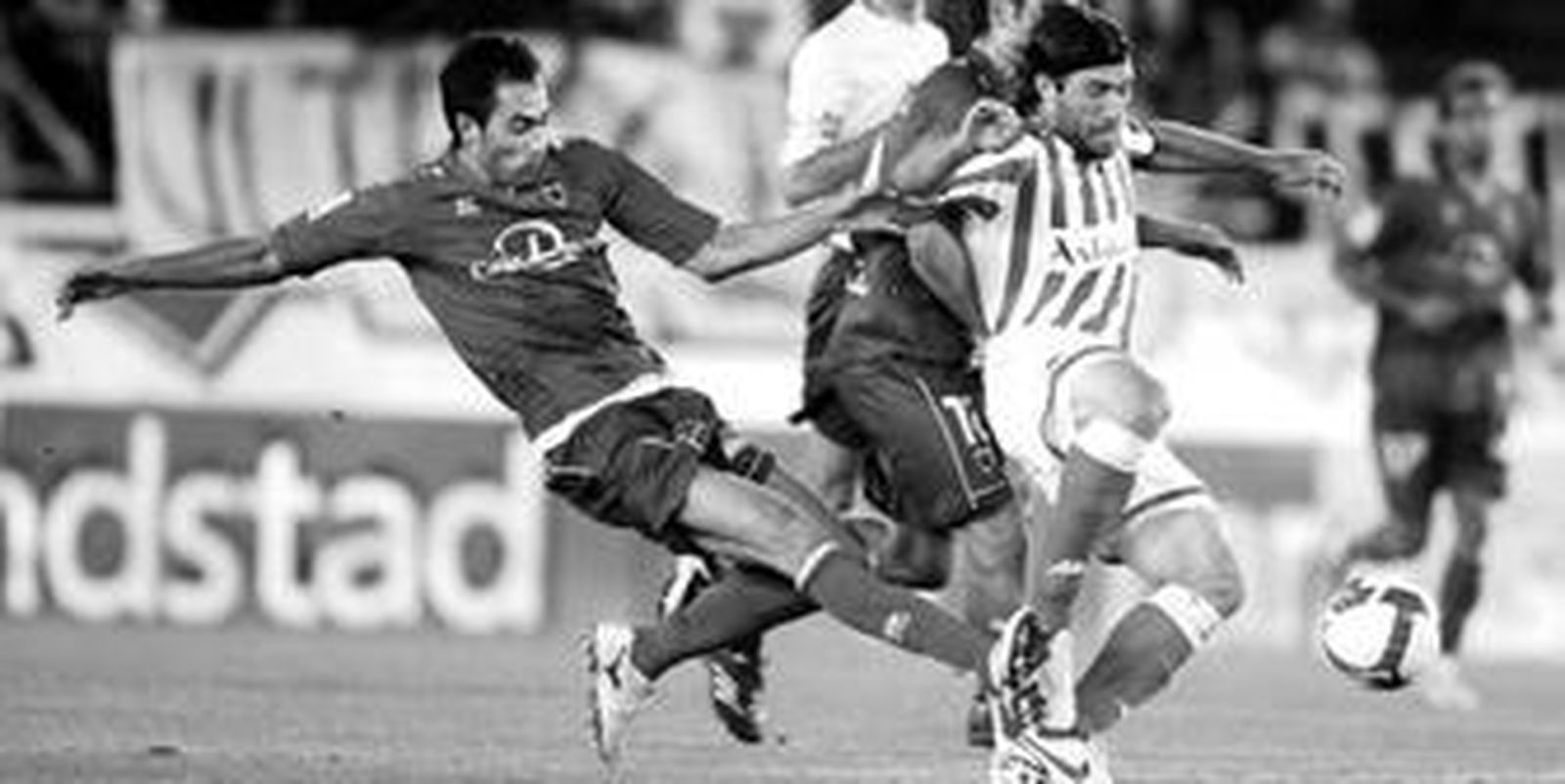 Pavón comete falta sobre Pavone, que enfilaba ya la portería contraria.