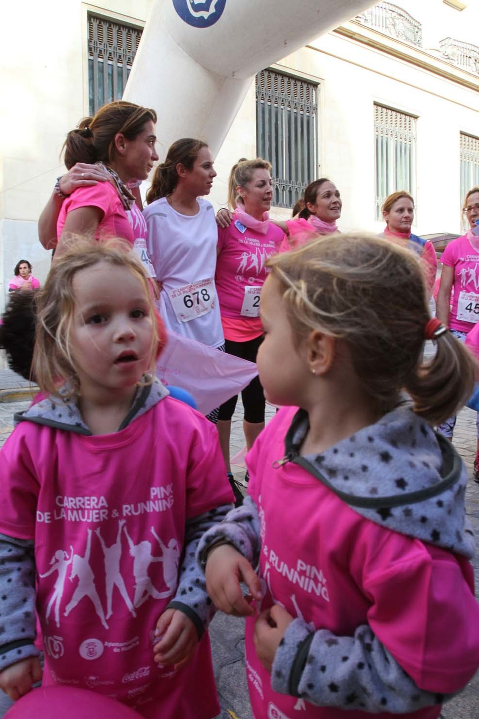 Imágenes de la Carrera contra el cáncer de mama de Huelva.