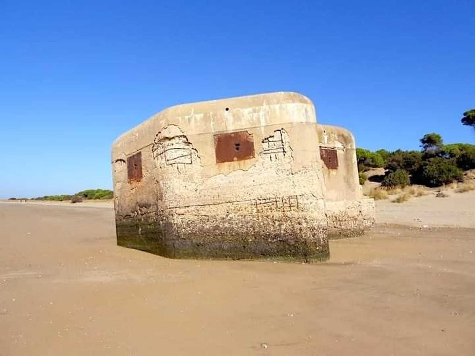 Estos búnkeres se asoman en dos conocidas playas onubenses