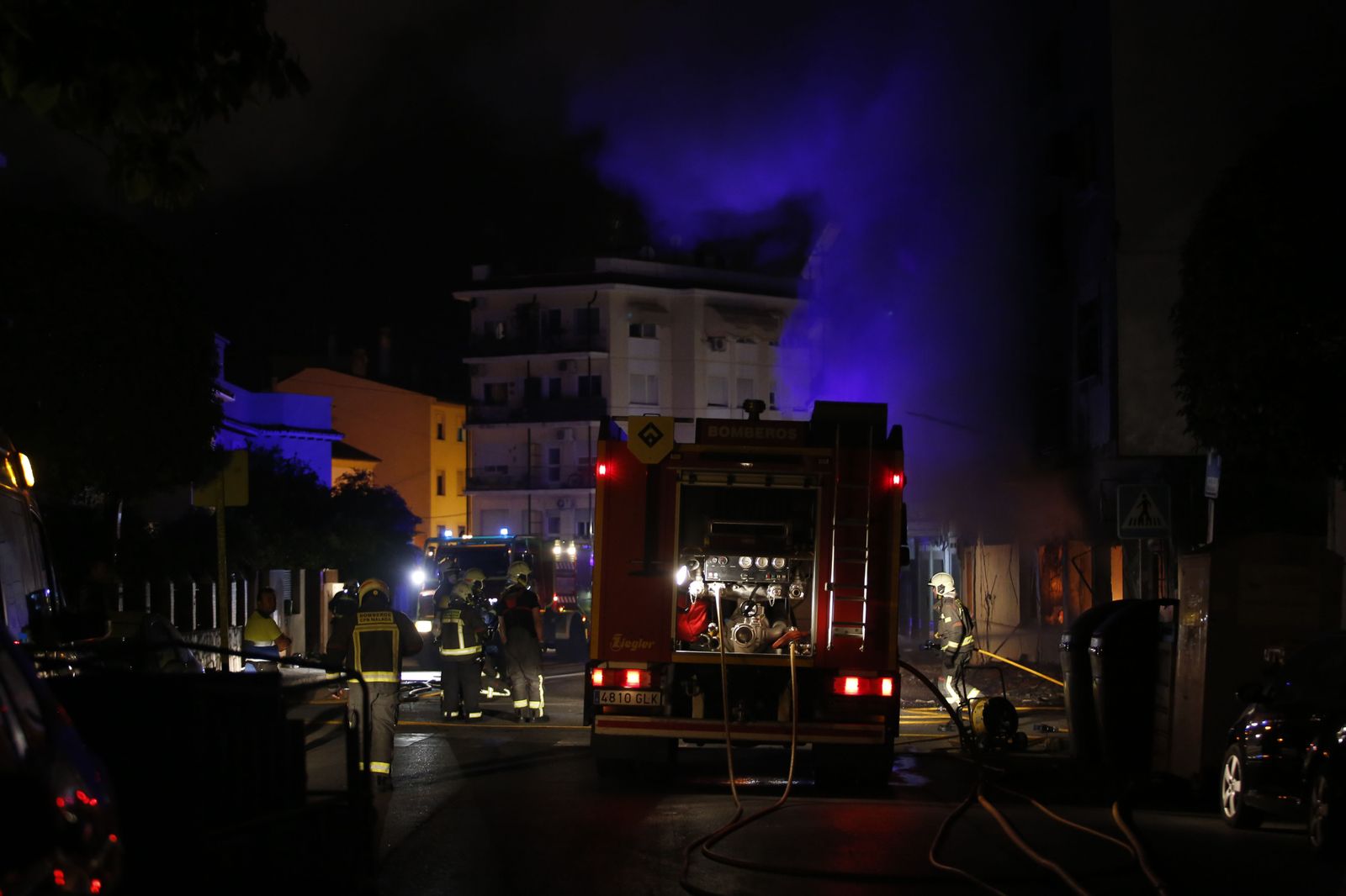 Incendio de un edificio de 18 viviendas en Ronda, en fotos
