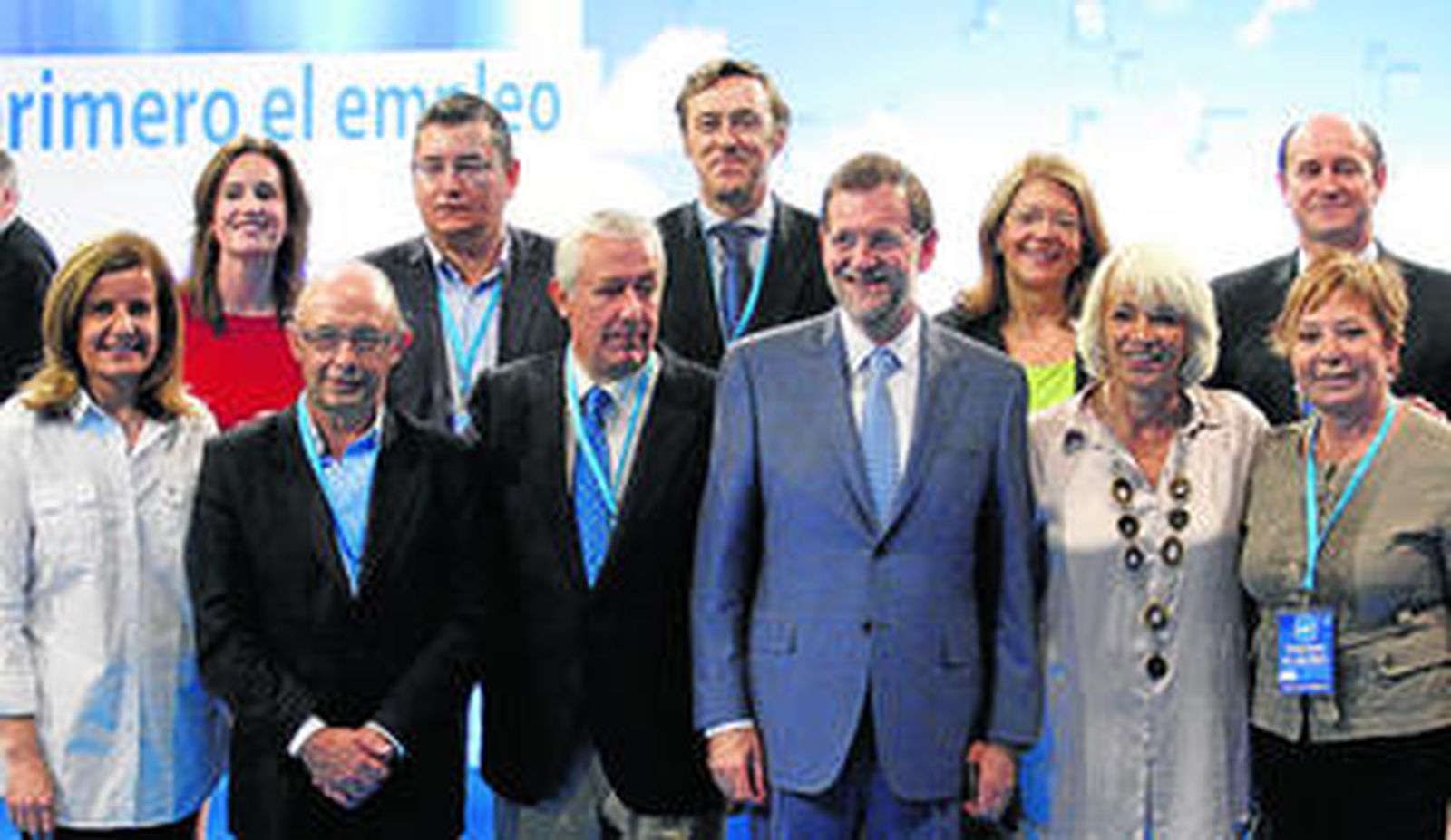 Rajoy, Arenas y el resto de cabezas de lista de Andalucía, con Cabello de Alba arriba a la derecha.