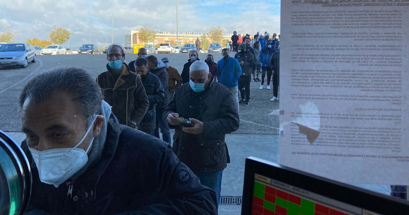 Colas en El Arcvángel el primer día de venta de entradas para el Córdoba-Sevilla