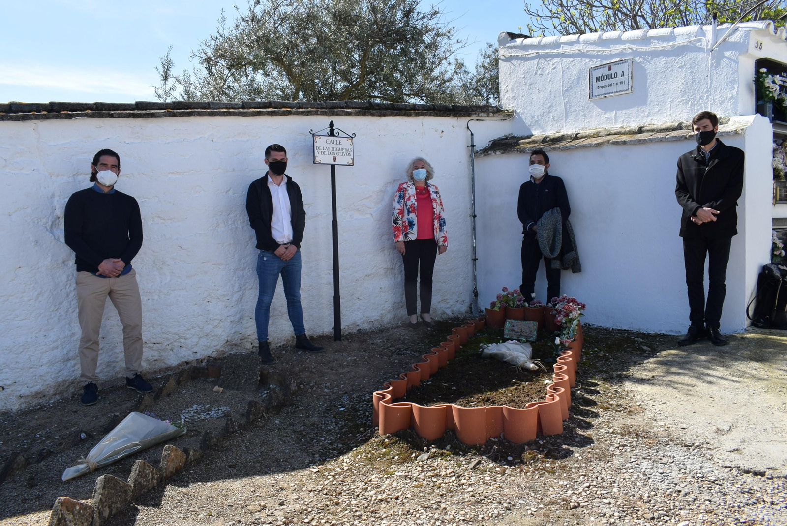 Placa bajo la denominación ‘De las higueras y los olivos’ en el cementerio de Almodóvar del Río.