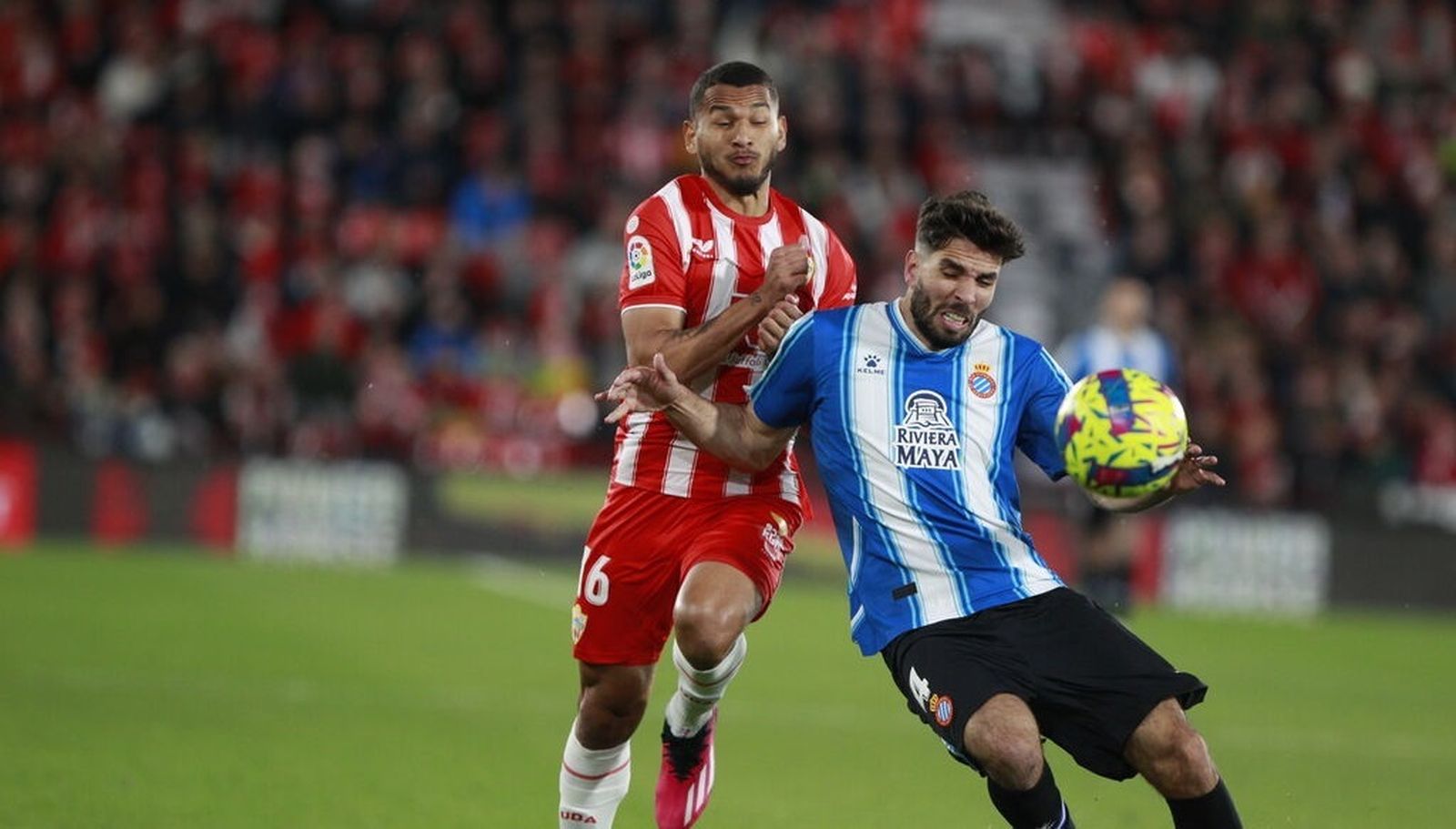 Luis Suárez disputa un balón con Cabrera